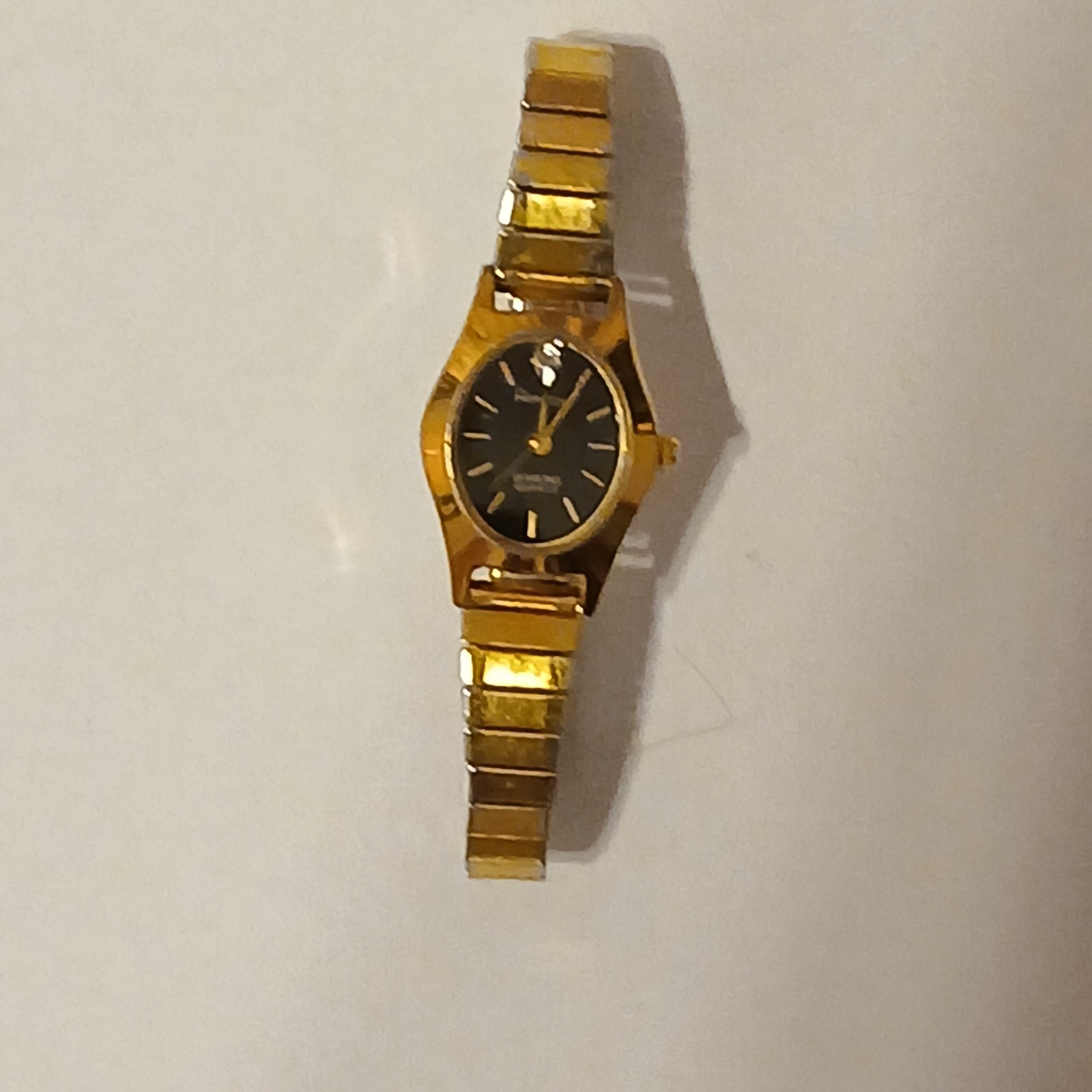 Gold Tone Luxury Watch Women (batteries not included) Good Condition