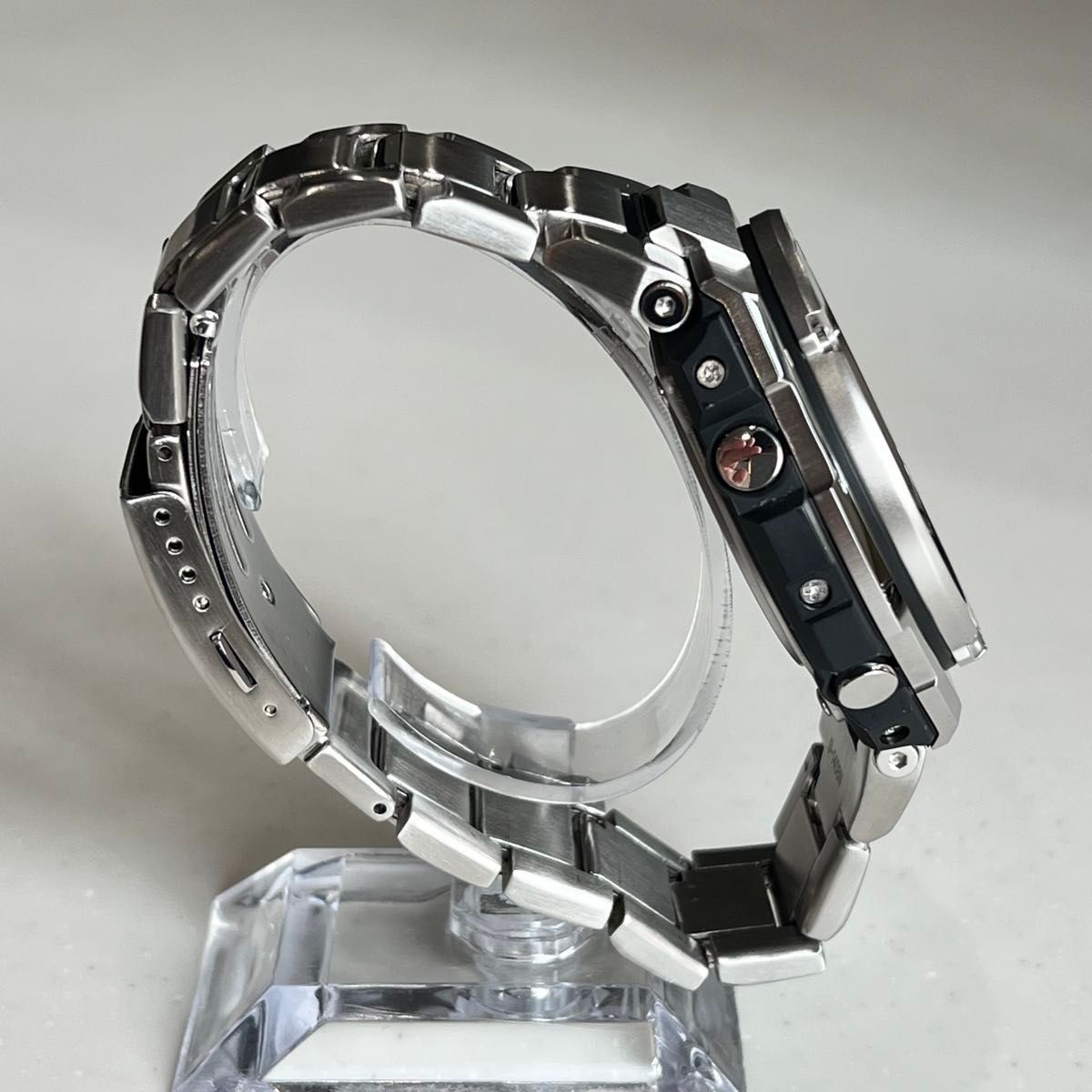 CASIO G SHOCK GST W110D Radio Solar White Metal Band with Box