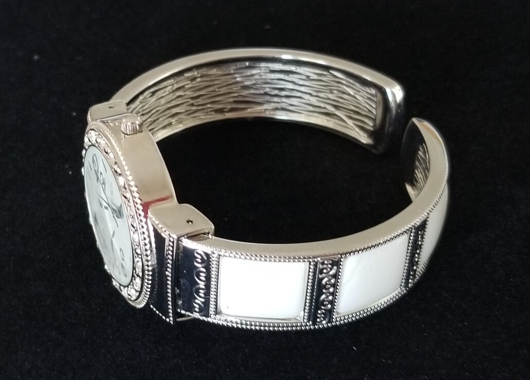 NWT Studio Time Kohl’s Silver Tone Cuff/Bangle Watch STD1009T 6.5″-7.5″ Running