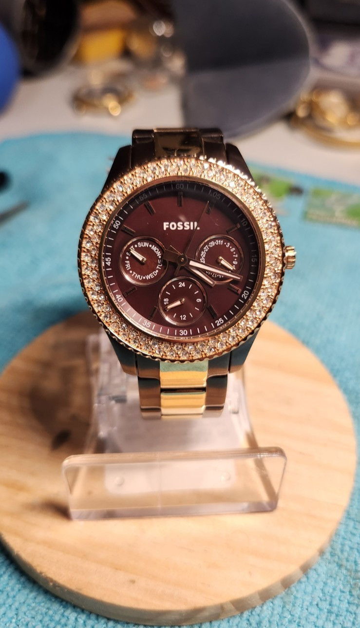 Fossil ES2955 38mm with day/date indicator and a 5-3/4″ bracelet