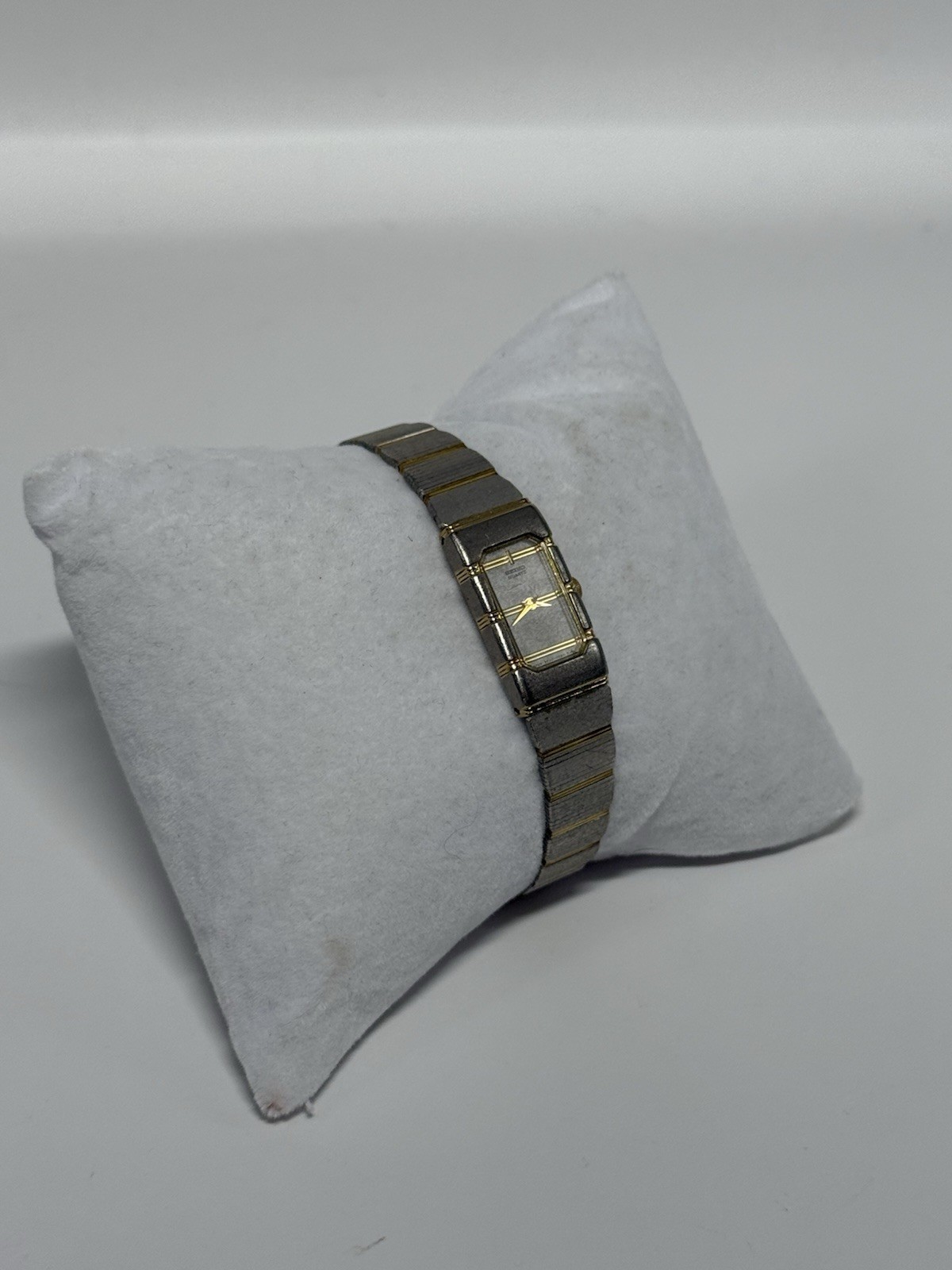 Vtg Seiko Quartz Two Toned Women Watch 2E20-5039 13mm Japan Silver Not Tested
