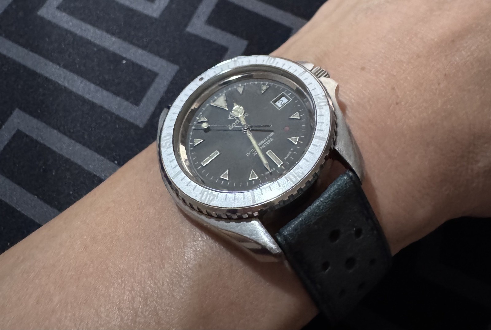 Zodiac Red Dot 106.16.21 “Monnin Diver” Vintage Professional Quartz 200m Watch