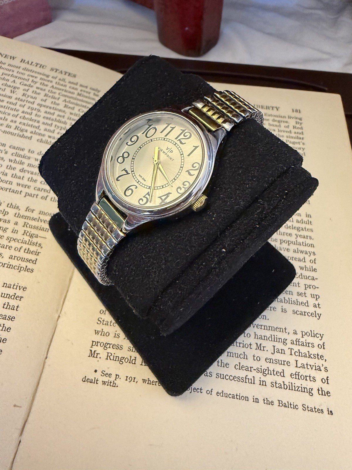 Viewpoint Women Two-Tone Quartz Analog Wristwatch White Dial Expansion WR 30M