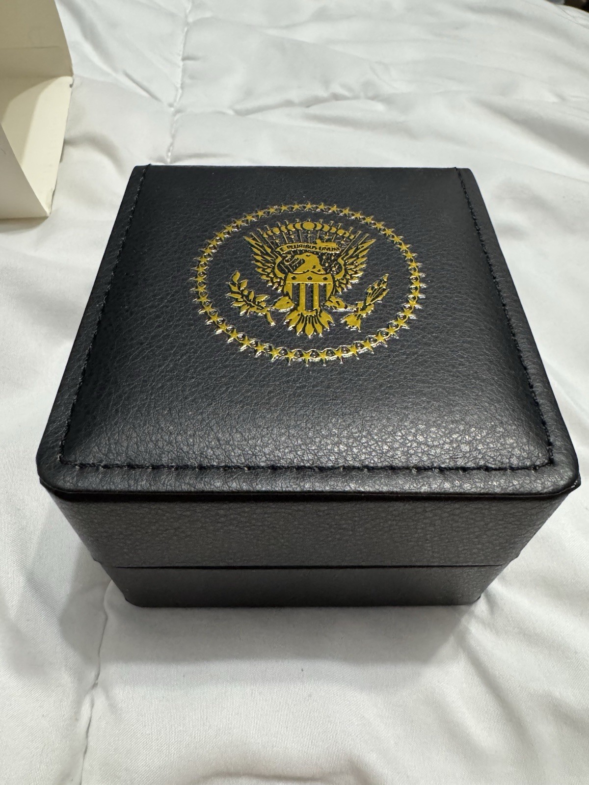 Trump Vintage Gold-Tone Quartz Analog-Date Watch / Silver Dial / Black Bezel