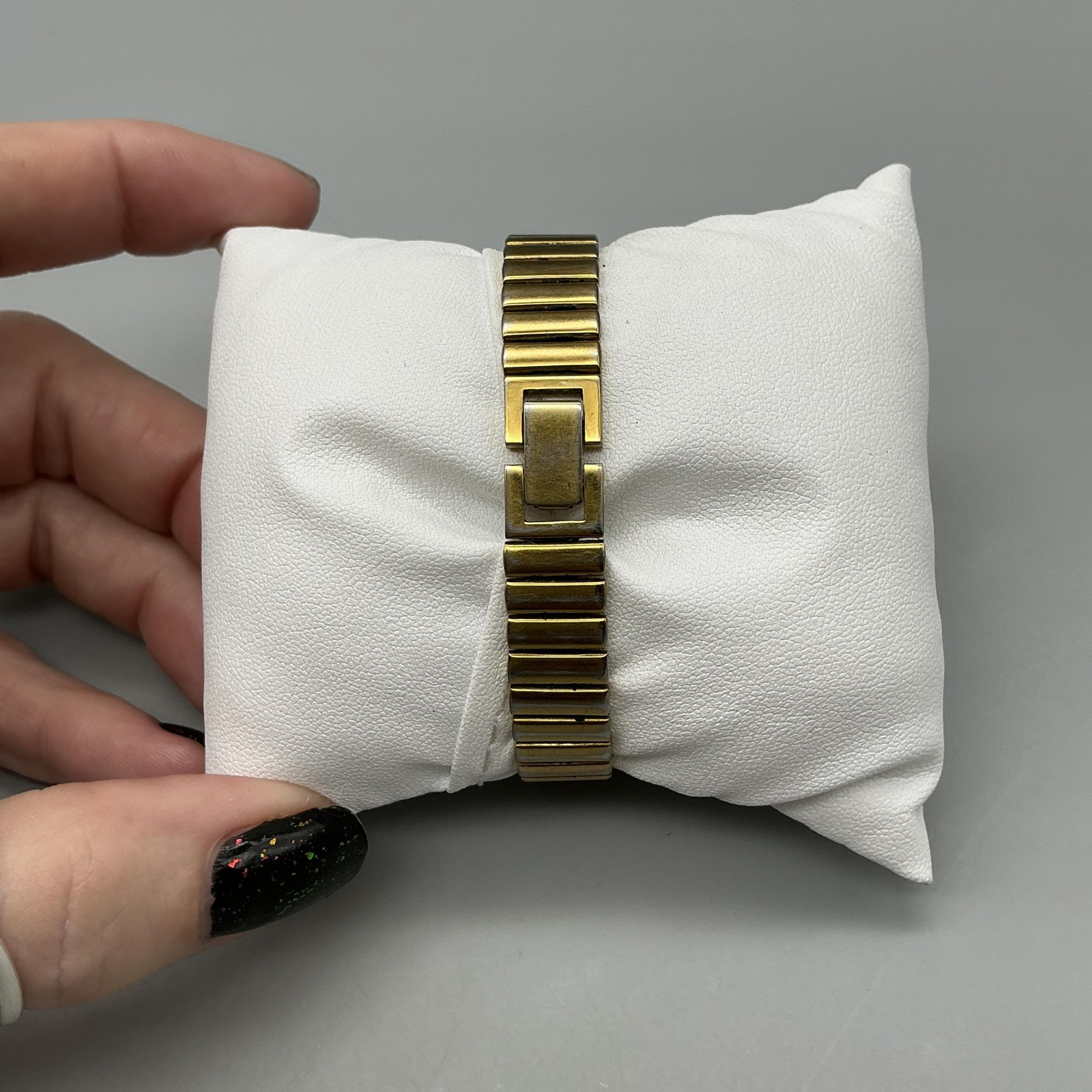 Seiko Half Moon 1F20-5D59 Women Watch 14mm Gold Tone Dial CRACKED CRYSTAL 6.25″