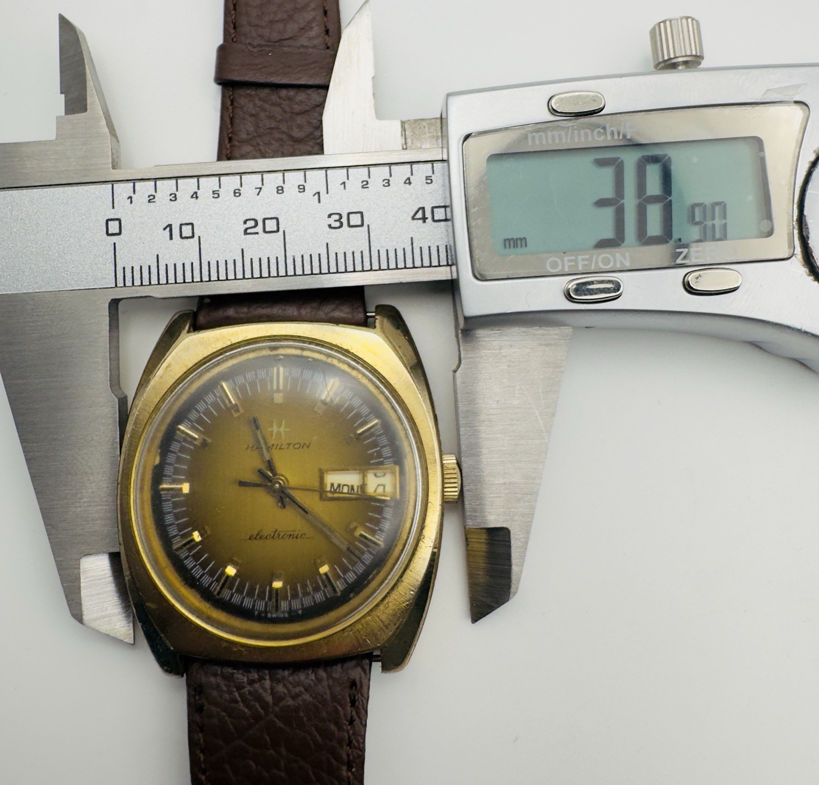 Vintage Hamilton Electronic Day Date Men’s Watch Gold Tone 38.9mm Running