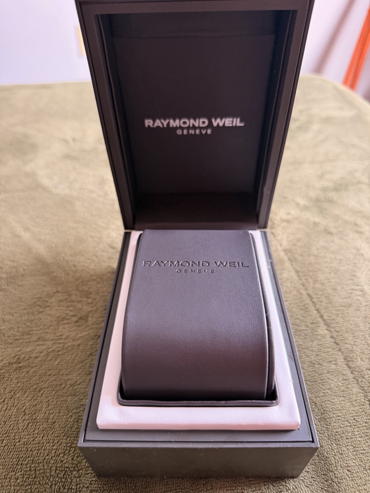 Raymond Weil Men’s Watch Sapphire Crystal Black Dial Steel 5580 Swiss Made Box
