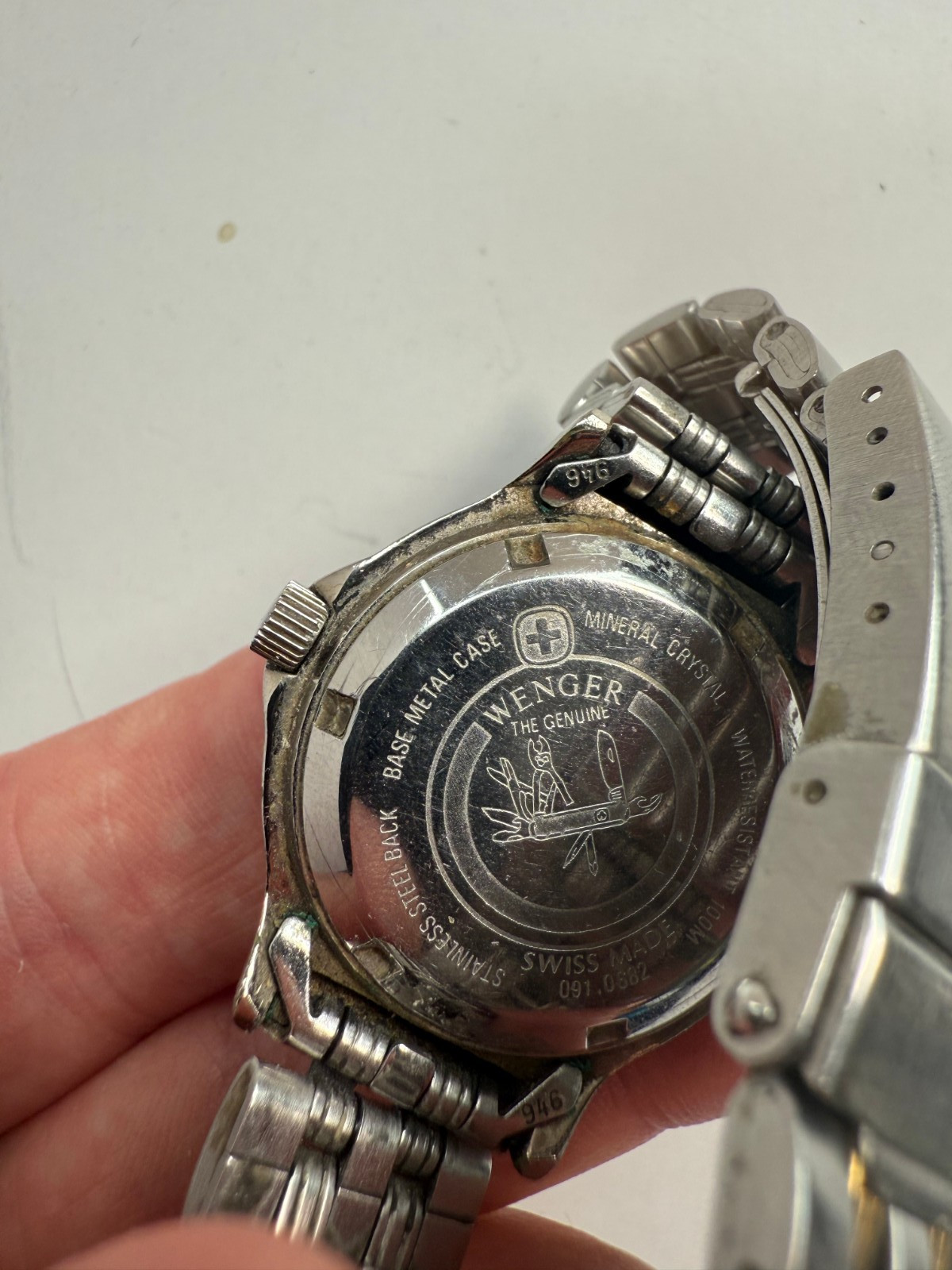 Vintage Wenger Swiss Army SMT Design 100M Mineral Crystal Date 091-0682 AS IS