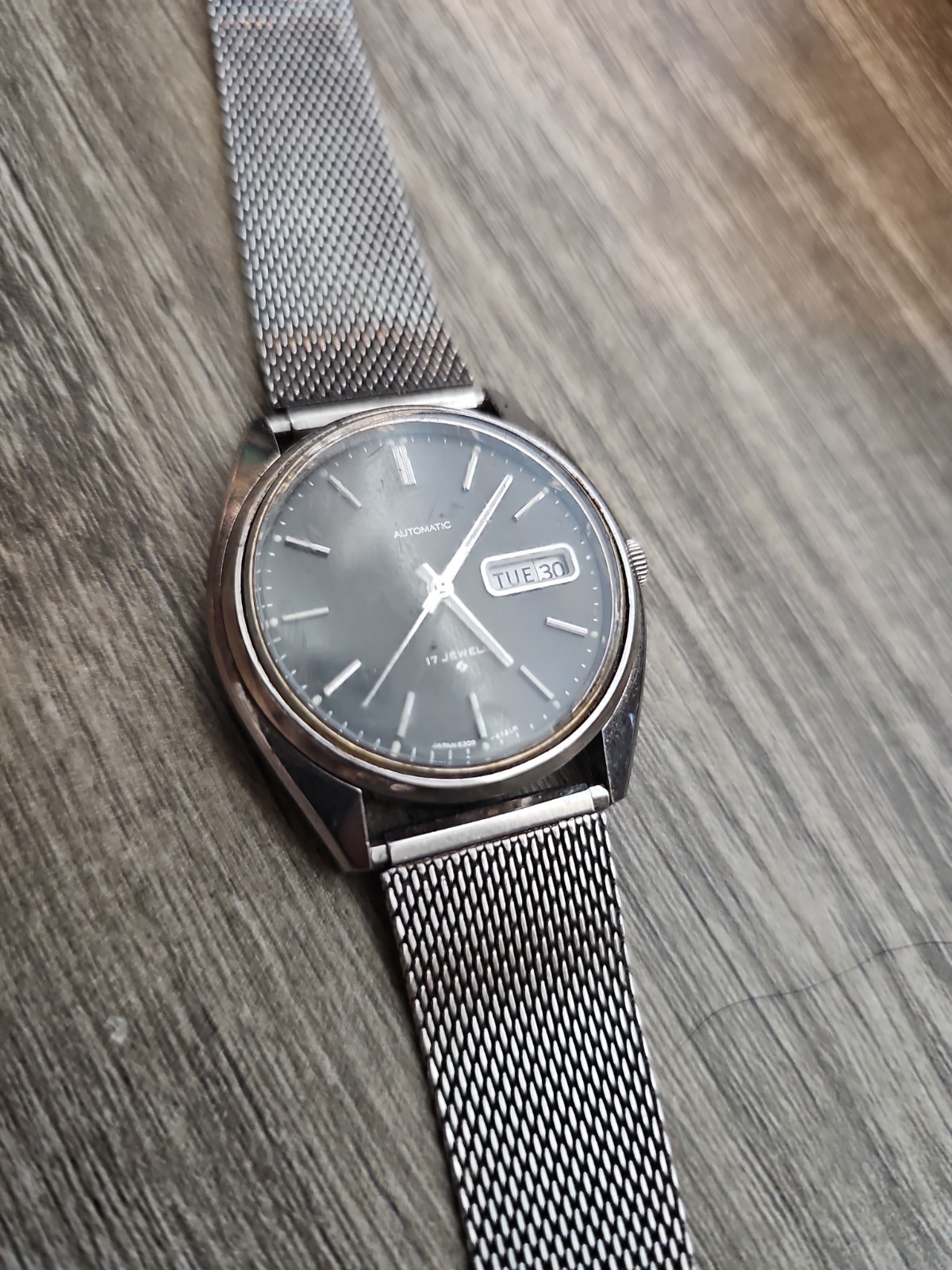 Vintage SEIKO Automatic Dark Gray Or Black DIAL DAY DATE WATCH RUN . Needs Batt