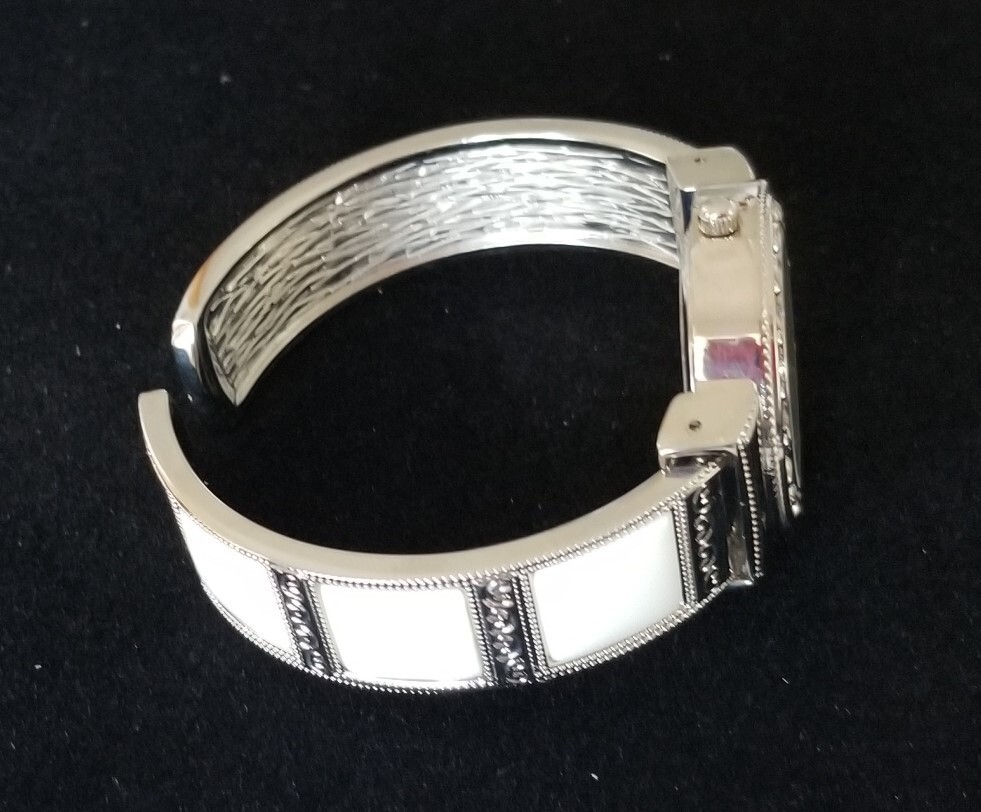 NWT Studio Time Kohl’s Silver Tone Cuff/Bangle Watch STD1009T 6.5″-7.5″ Running