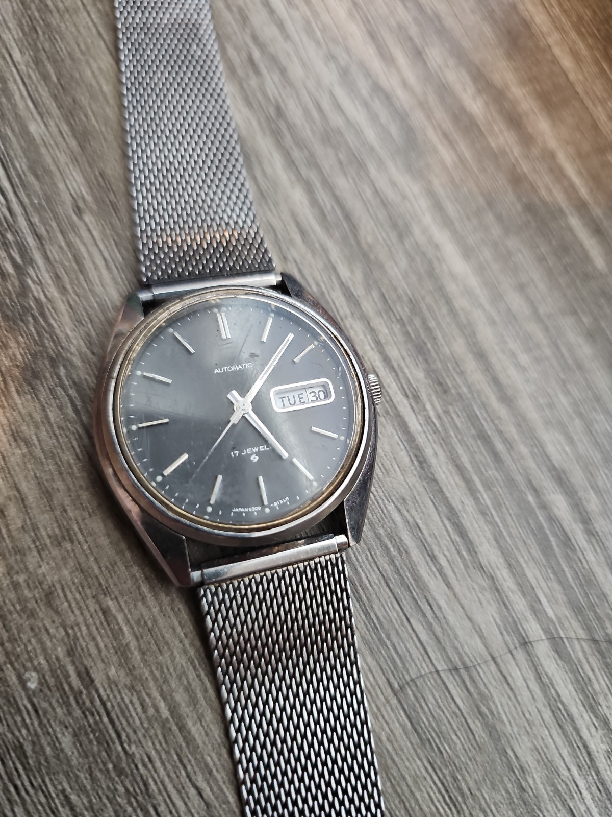 Vintage SEIKO Automatic Dark Gray Or Black DIAL DAY DATE WATCH RUN . Needs Batt