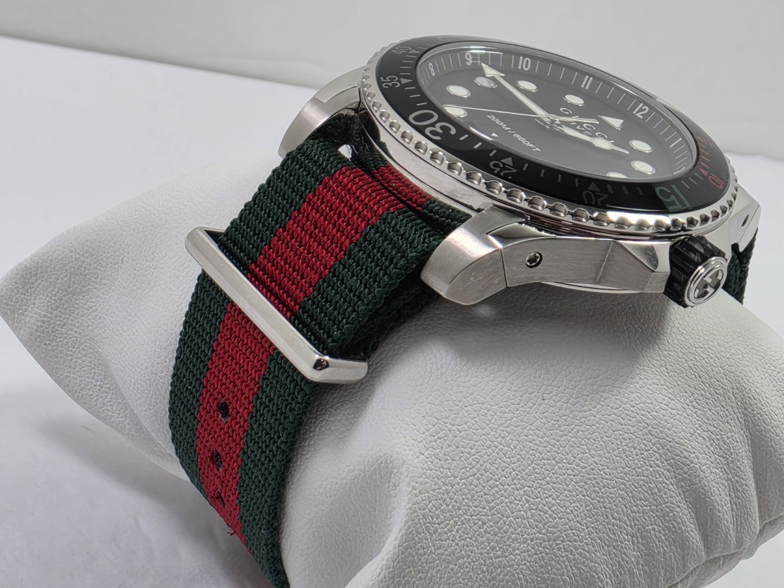 Gucci Dive SWISS Quartz Black Dial Red Green Nylon Strap Men’s Watch YA136209