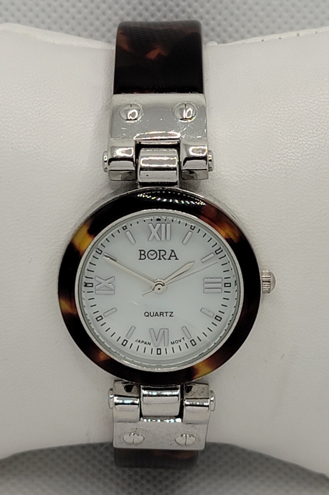 Ladies Bora Fashion Casual Round Silver Turtois Tone Cuff Bracelet Watch J9
