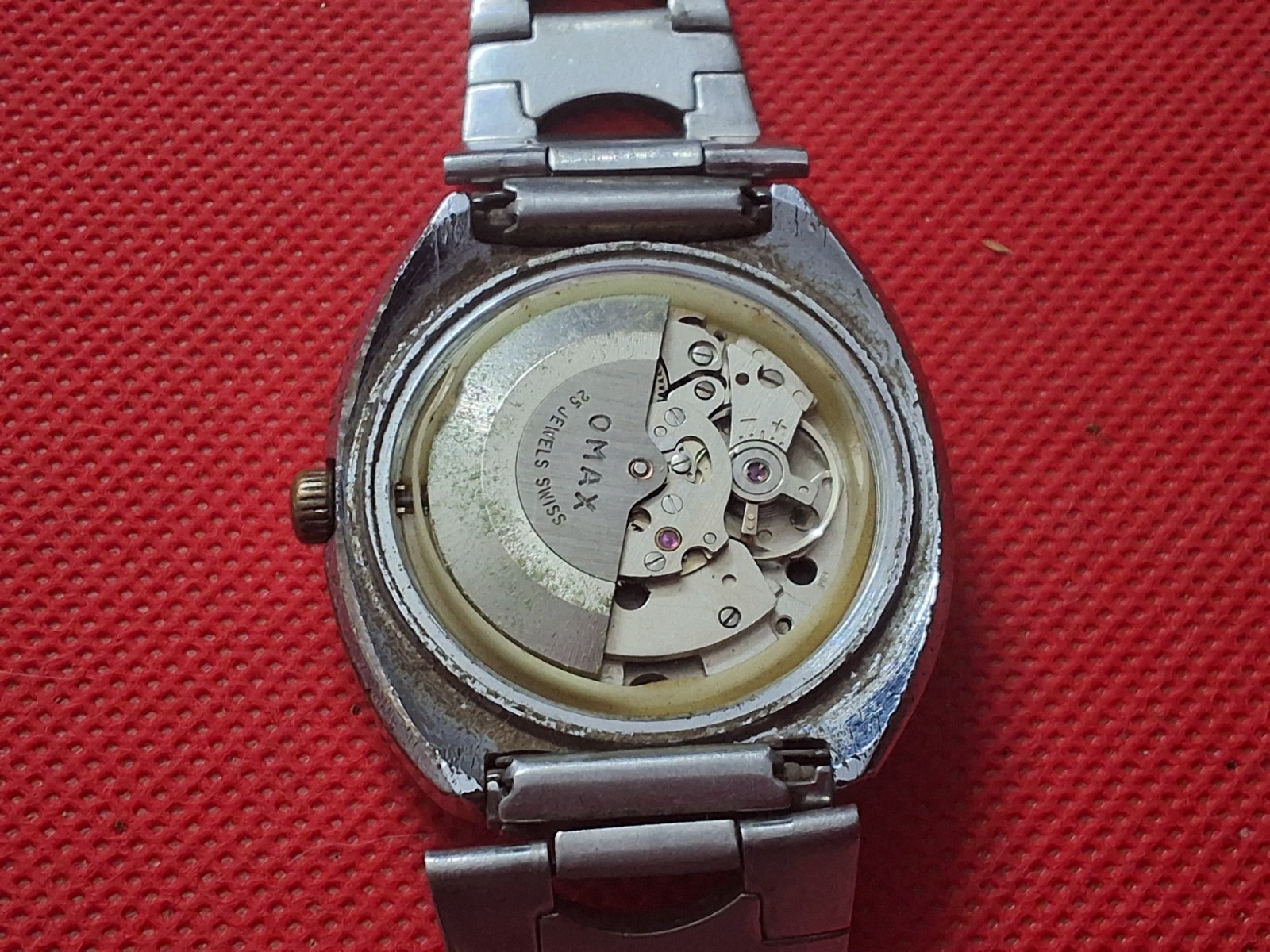 Vintage Omax Crystal 7 Automatic 25 Jewels Day/Date Wrist Watch Swiss made.