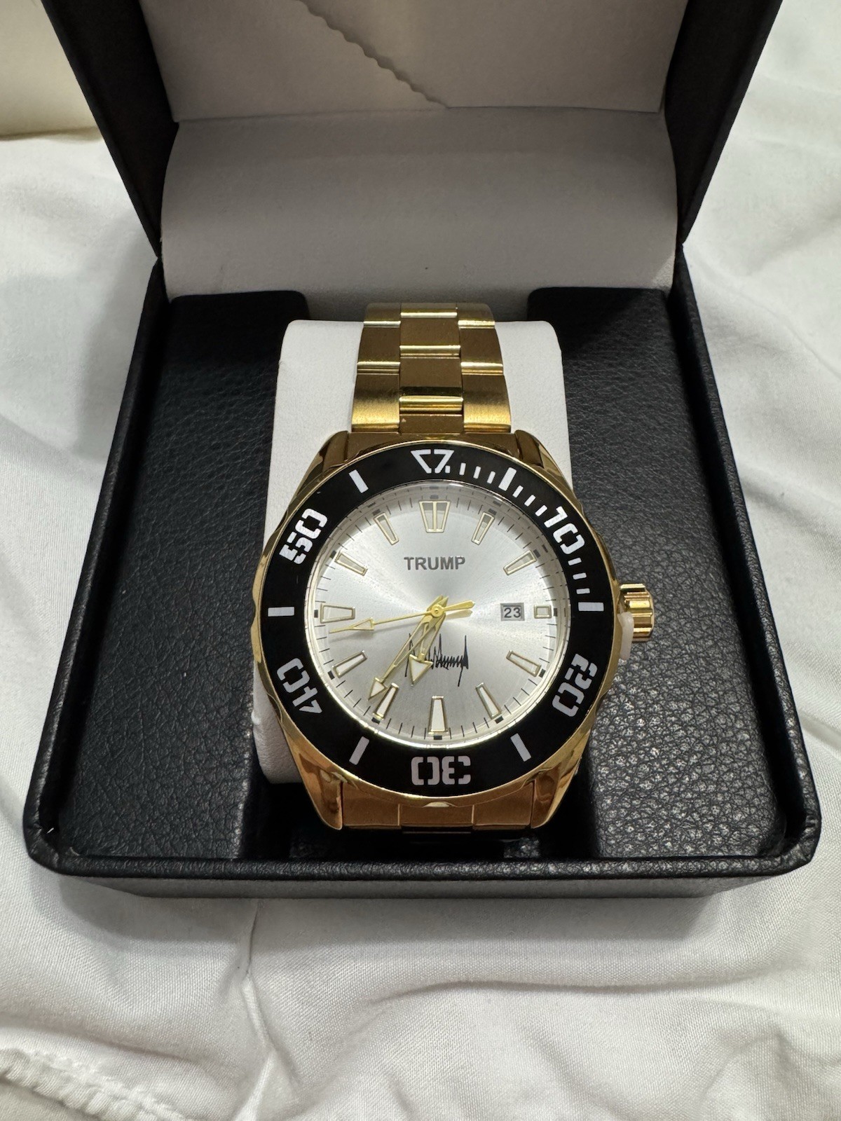 Trump Vintage Gold-Tone Quartz Analog-Date Watch / Silver Dial / Black Bezel
