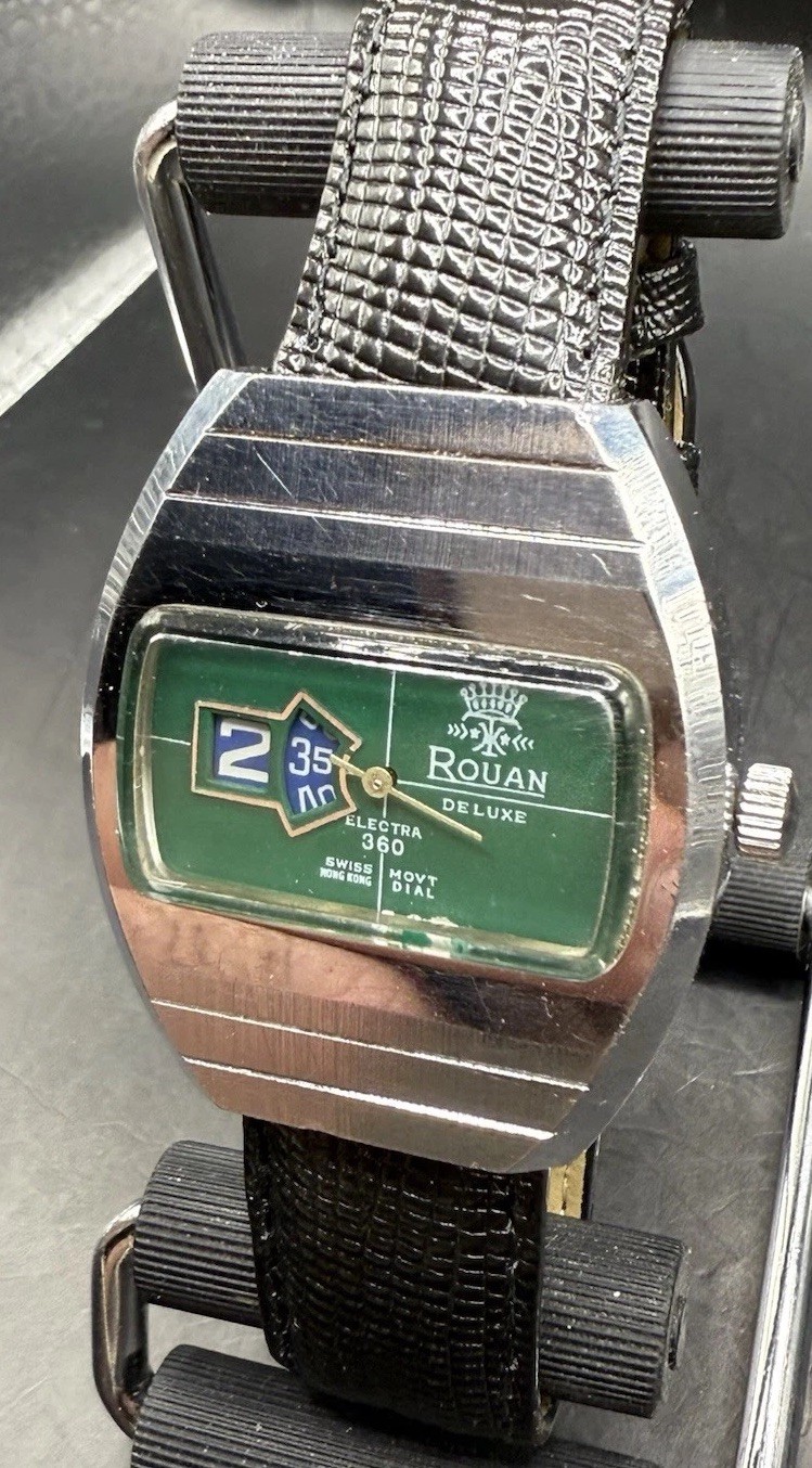 VINTAGE RARE ROUAN DELUXE JUMP HOUR MEN’S WATCH GREEN DIAL RUNS FUTURISTIC CASE