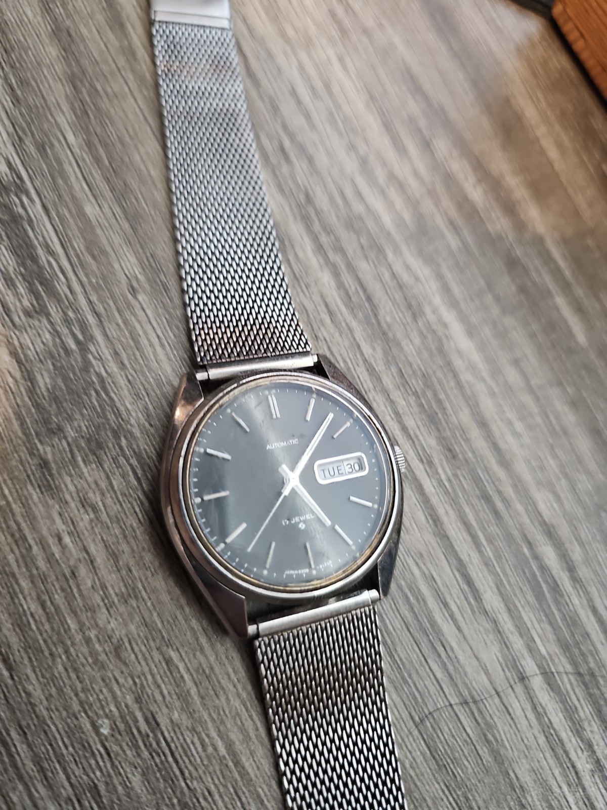 Vintage SEIKO Automatic Dark Gray Or Black DIAL DAY DATE WATCH RUN . Needs Batt