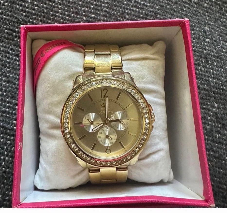 Juicy Couture Women’s Gold Tone Bracelet Wristwatch Crystal Fixed Bezel