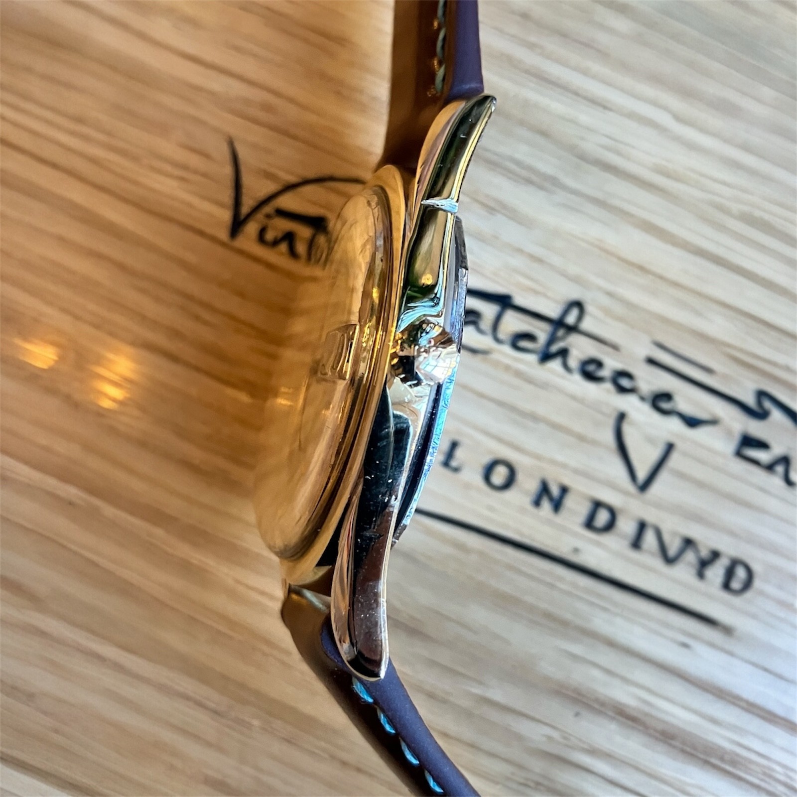 Universal Geneve, Polerouter Date, gold plated, 35mm case strap cream dial