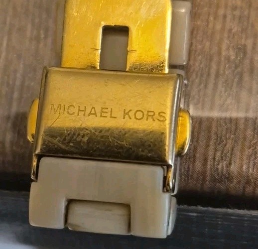 MICHAEL KORS MK5400 BEIGE RESIN PLASTIC WOMEN’S WATCH. Needs Battery.