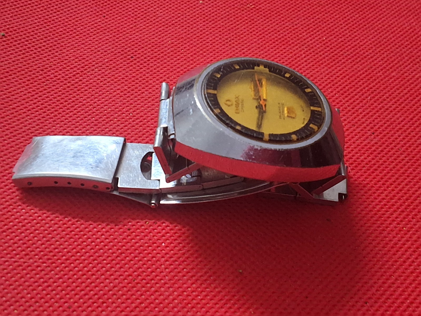 Vintage Omax Crystal 7 Automatic 25 Jewels Day/Date Wrist Watch Swiss made.