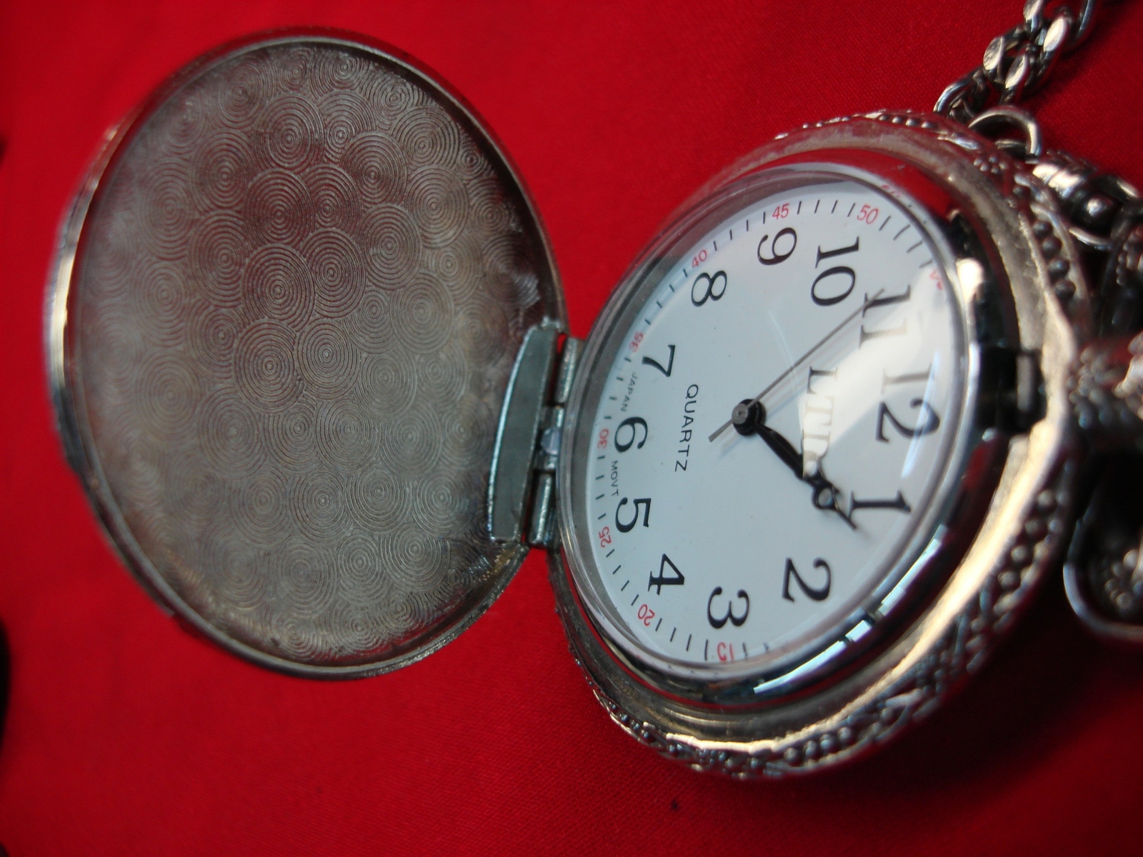 QUARTZ POCKETWATCH – CLOSED FACE -WITH HUNTER AND DOGS ON FRONT COVER -EXCELLENT