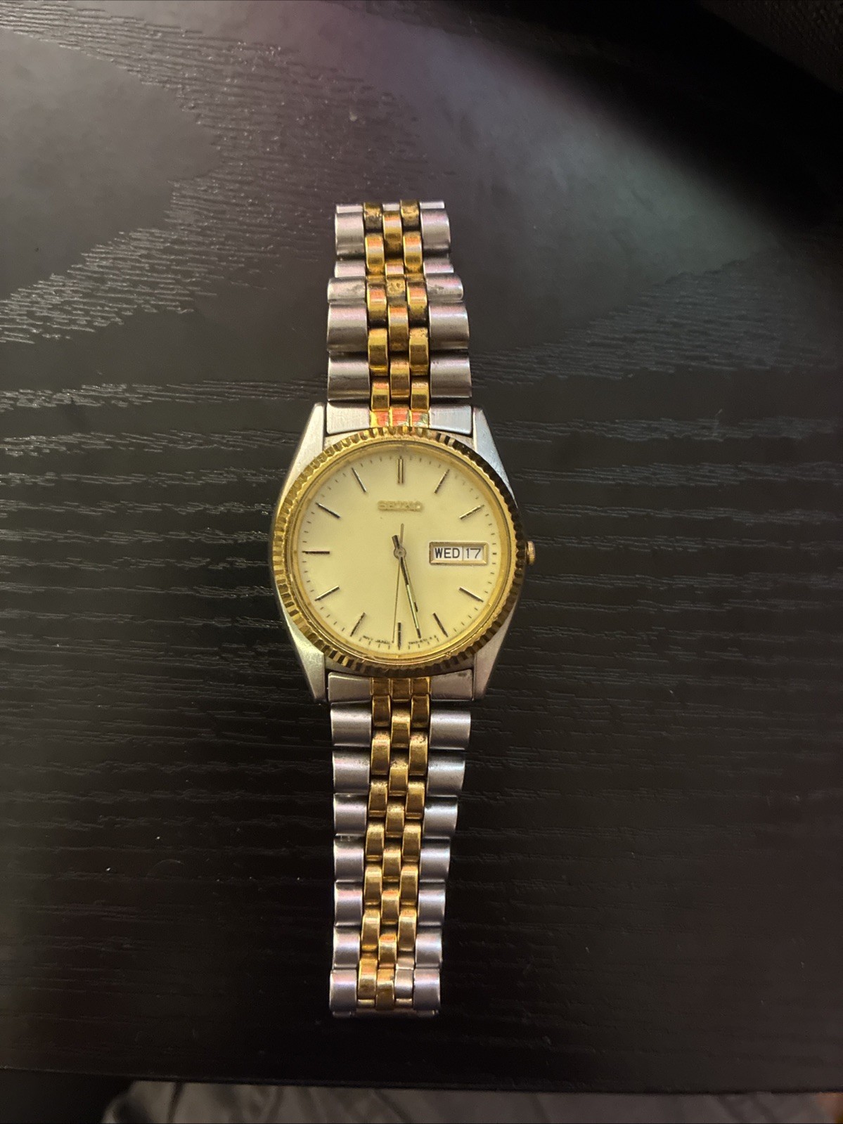 Seiko Quartz 7N43-8111 Two Tone Day Date Vintage Men’s Watch Luminescent Dial ⬇️