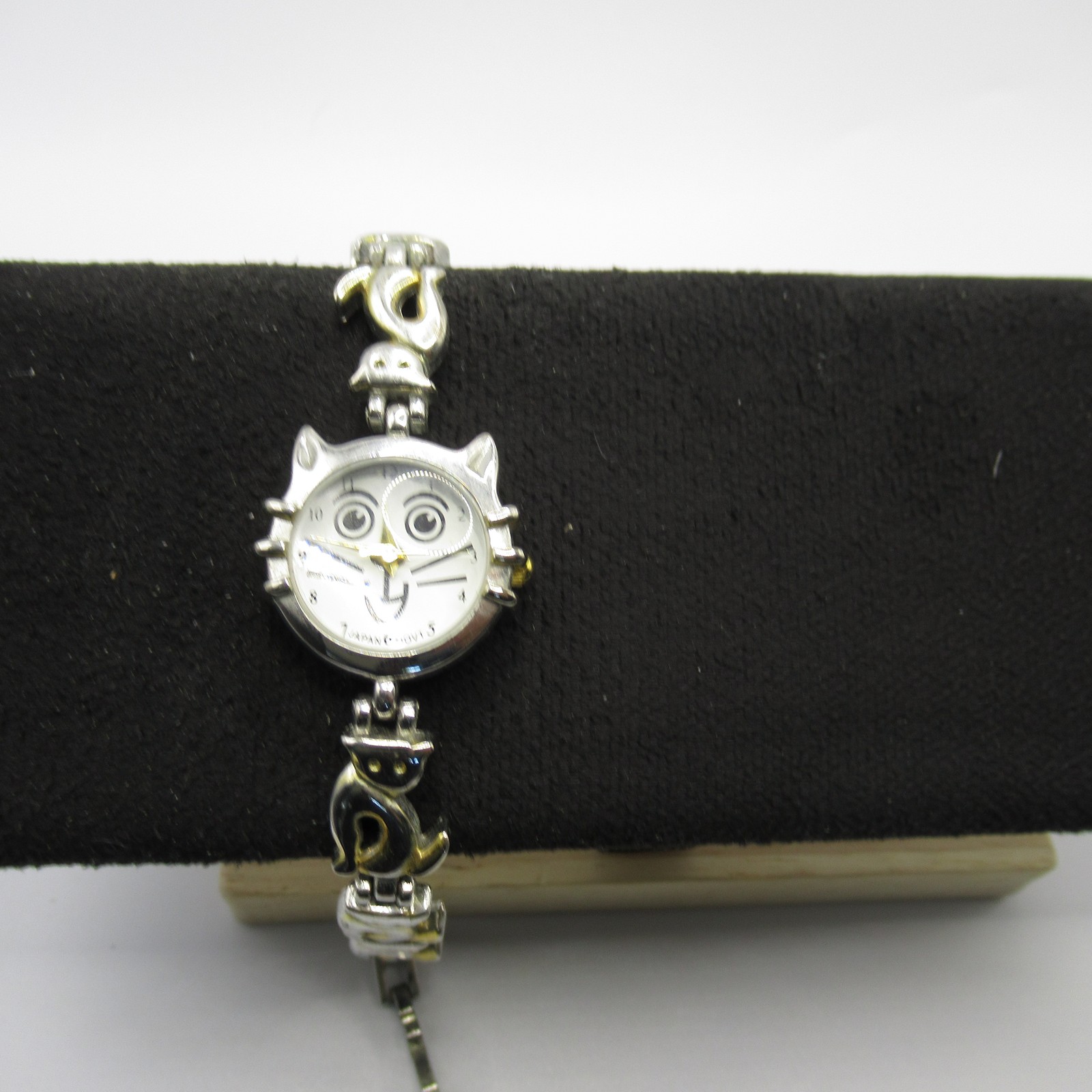 Cute Cat Face Themed Women’s Quartz Wristwatch Silver-Tone Bracelet Japan Movt