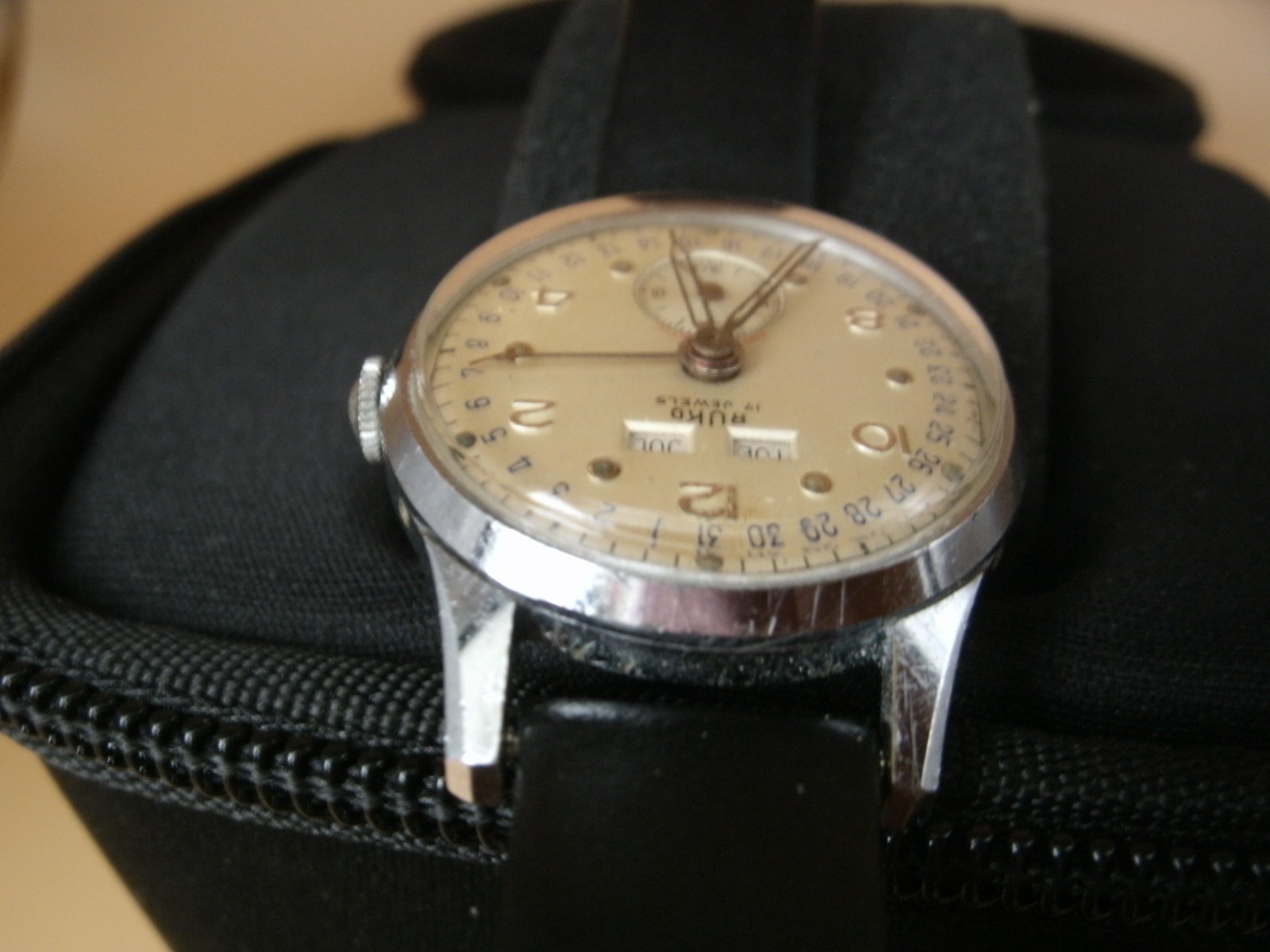1950s Swiss Ruko triple calendar in working condition and keeping time