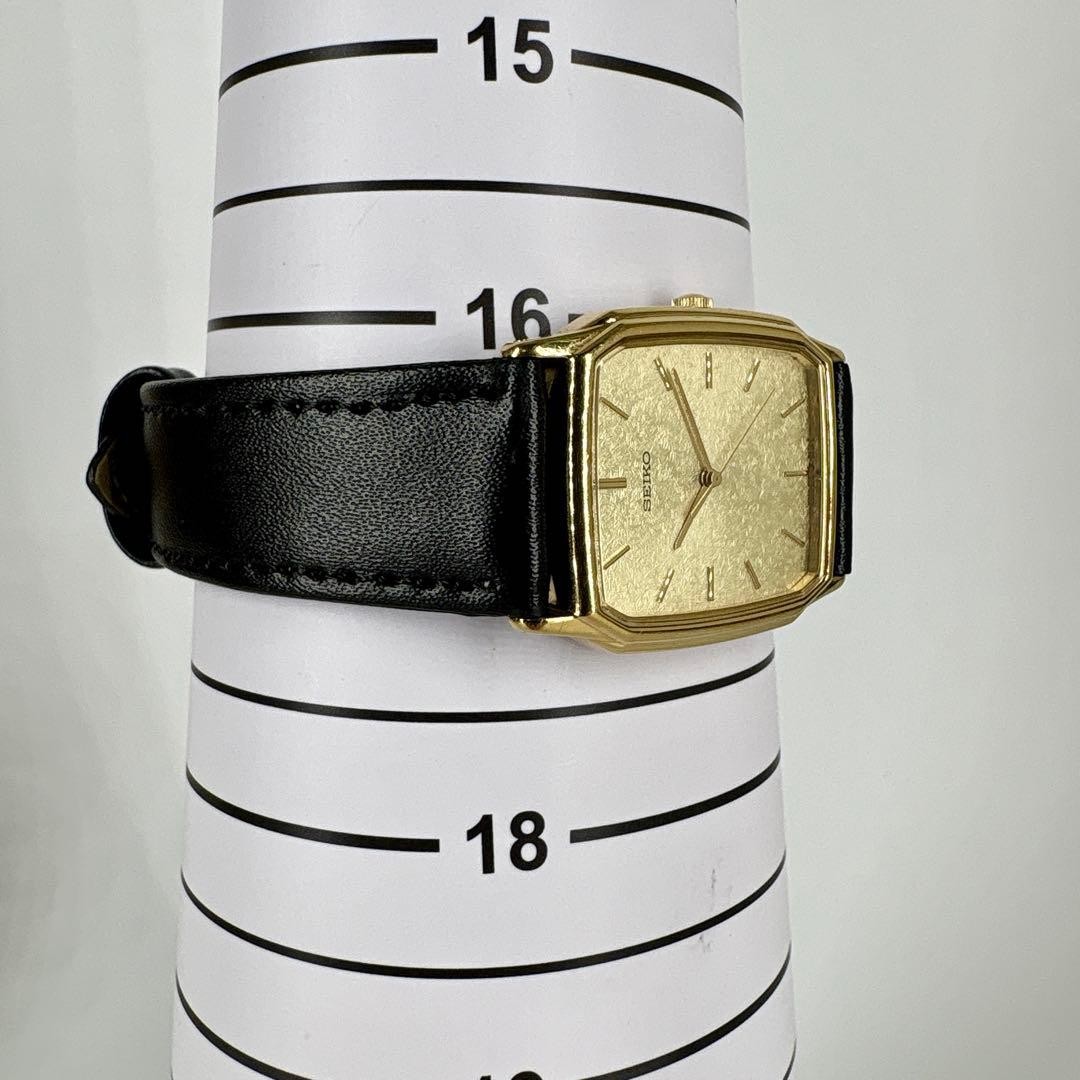 Working item Seiko men’s wristwatch square gold washi style dial vintage