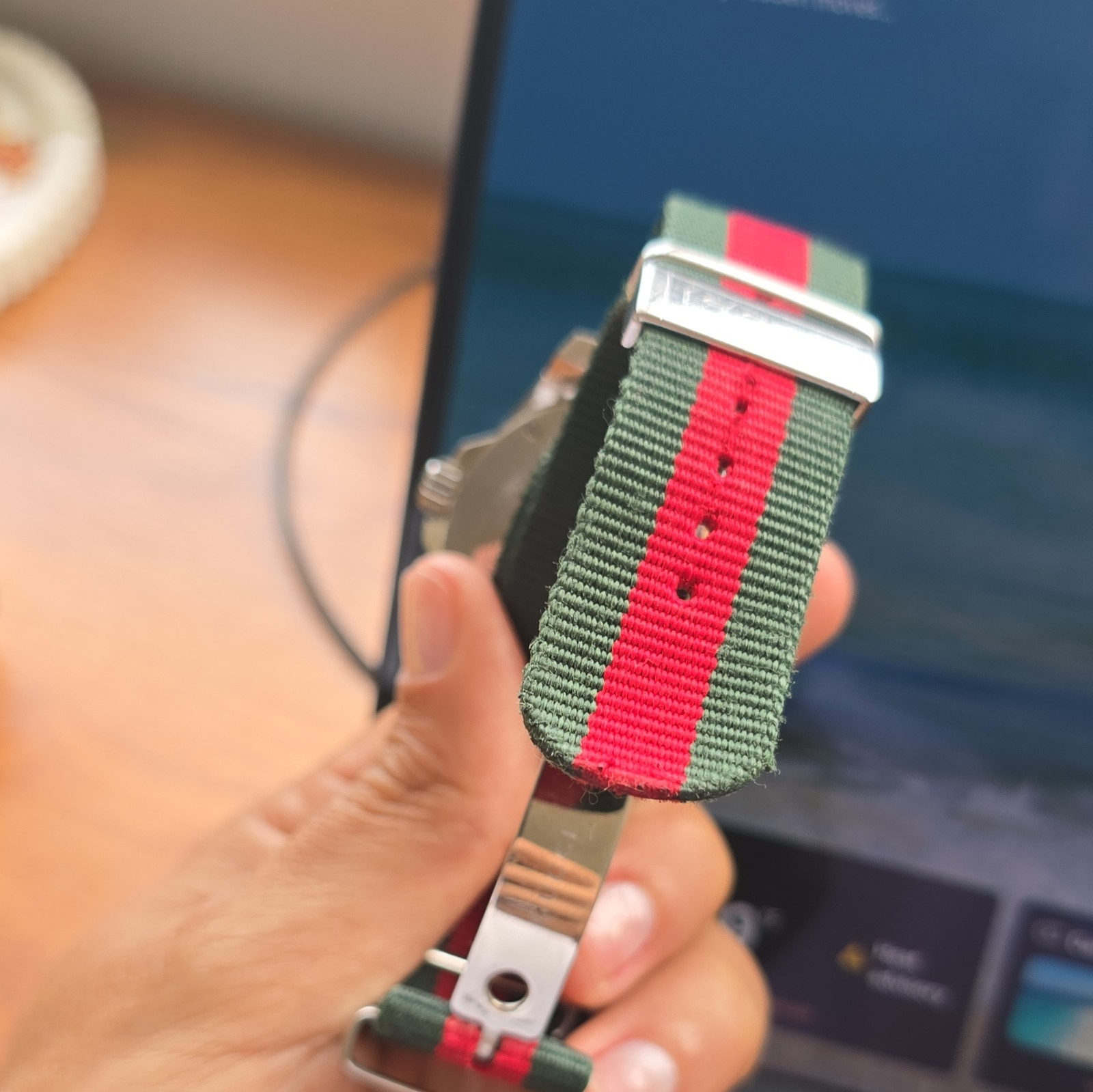 Gucci Dive 40mm Quartz Black Dial Date 200m Diver Green/Red NATO Strap