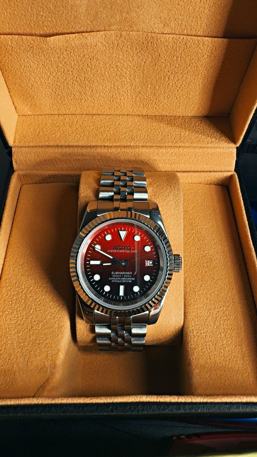 SEIKO NH35 Automatic Movement 40mm Red Dial Date Steel Bracelet