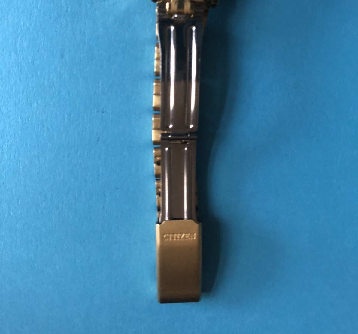 Ladies Citizen Quartz Watch with tri- fold centre fastening clasp. (6)
