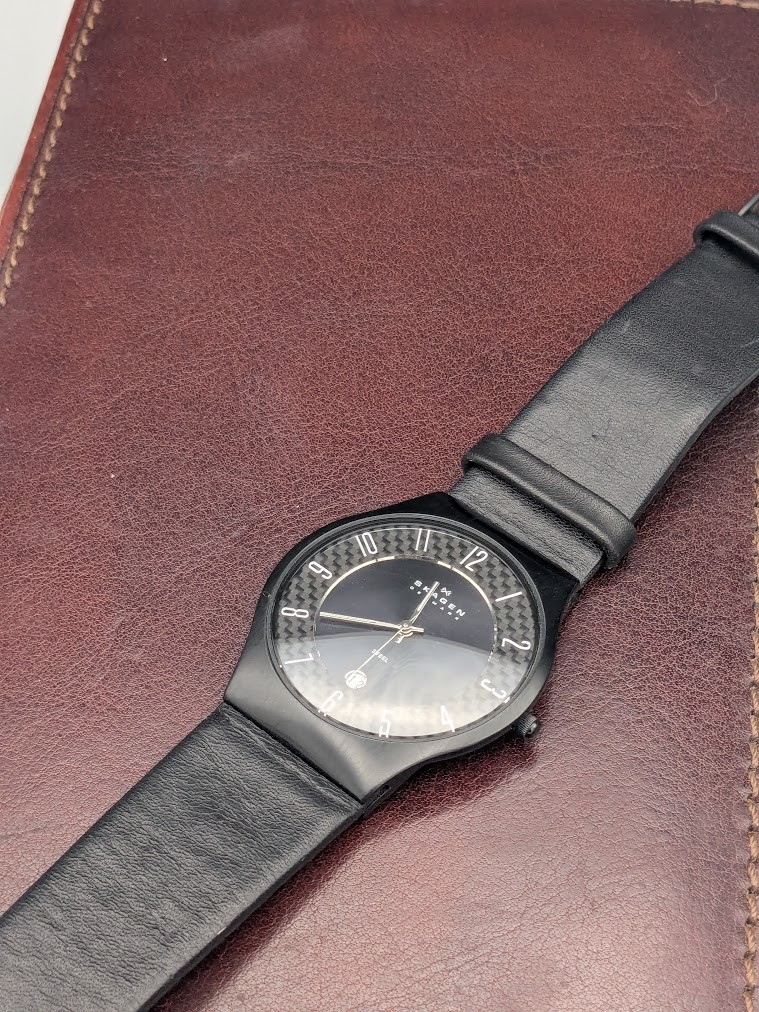 Skagen Denmark Genuine Leather Quartz Movement Date Indicator Wristwatch