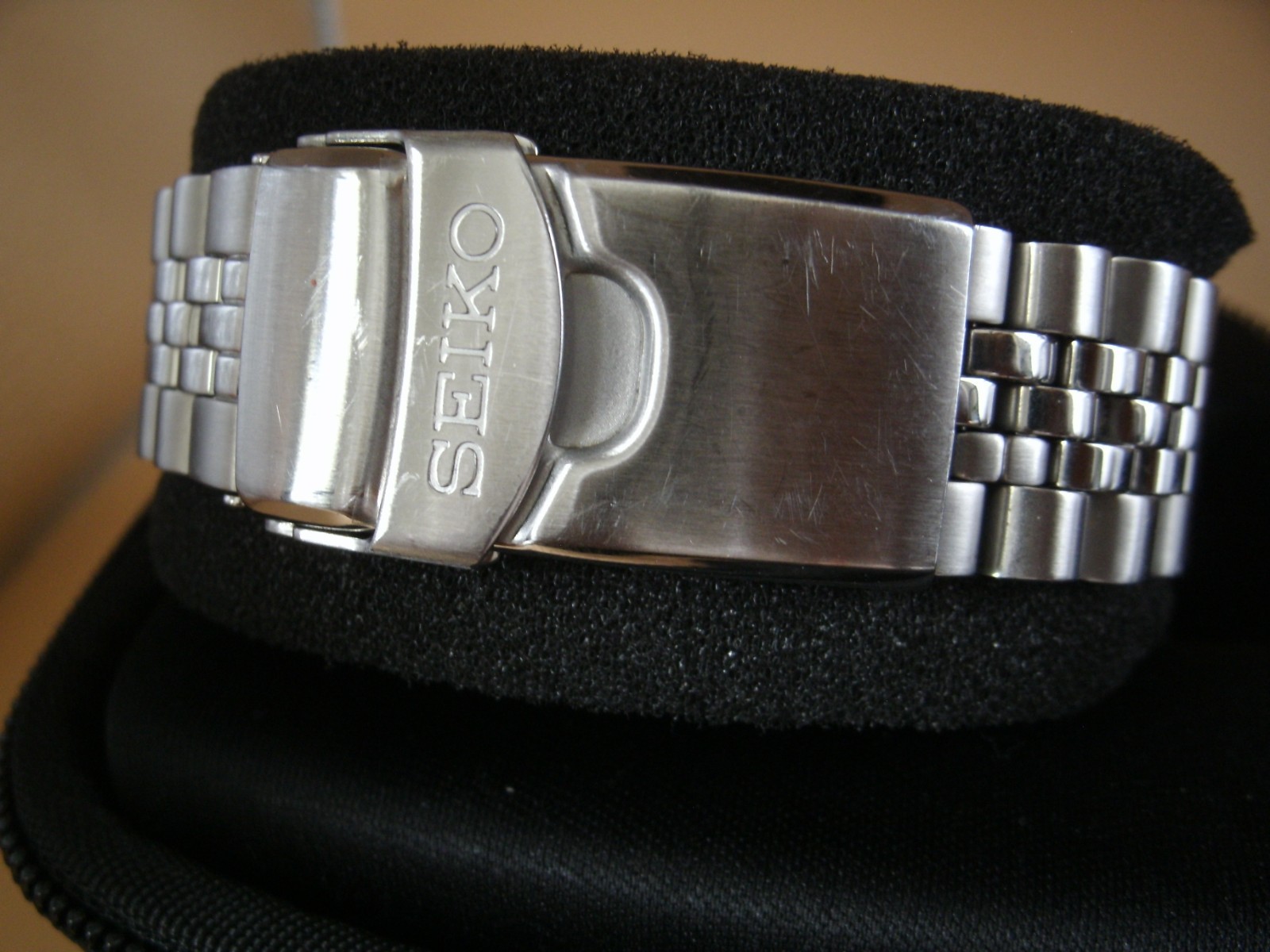 Seiko 4R34-00A0 watch working and keeping time. Blue dial. GMT.