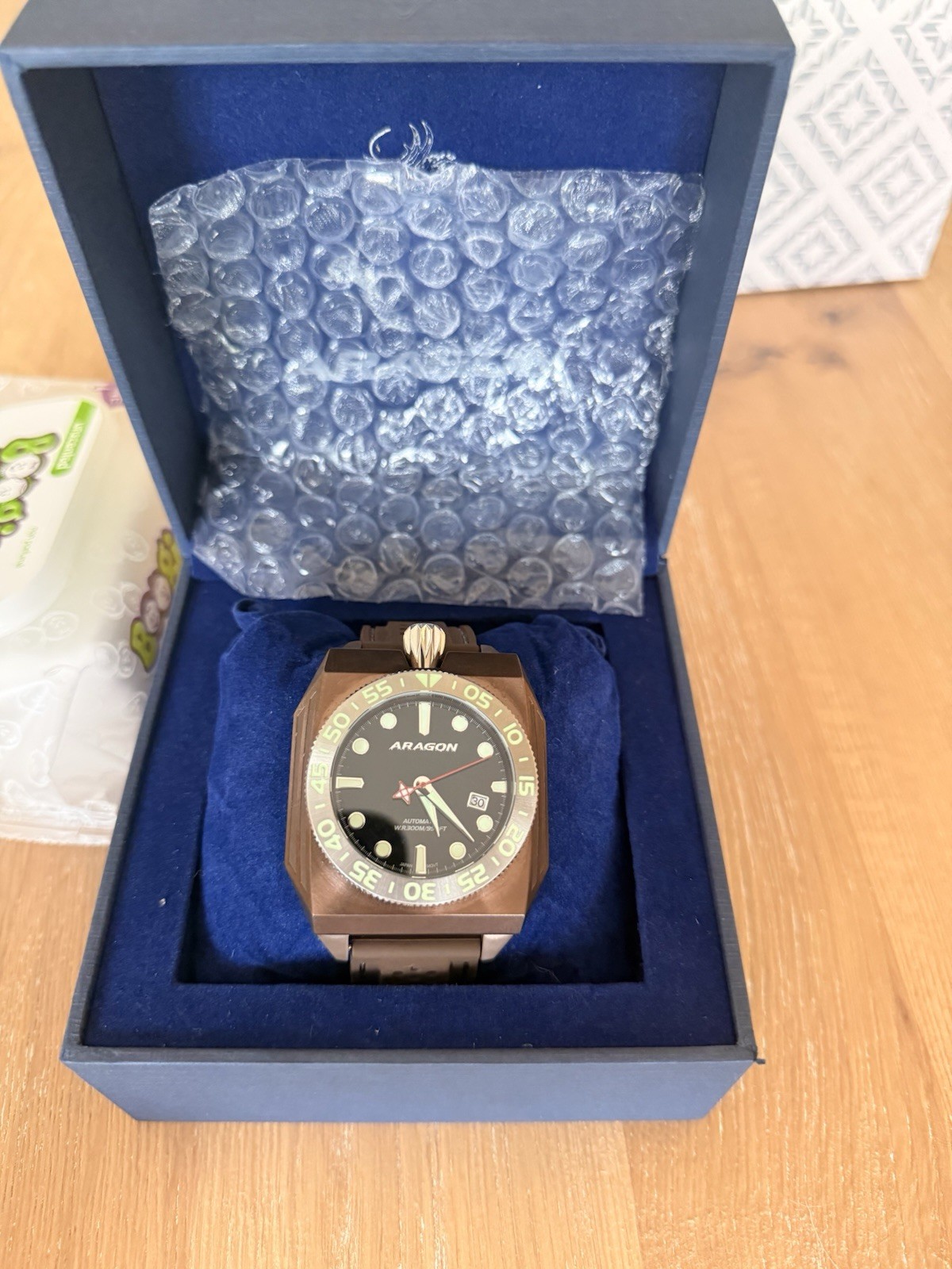 ARAGON Divemaster Auto Diver 200m Black Dial Brown Case Rubber Strap Box