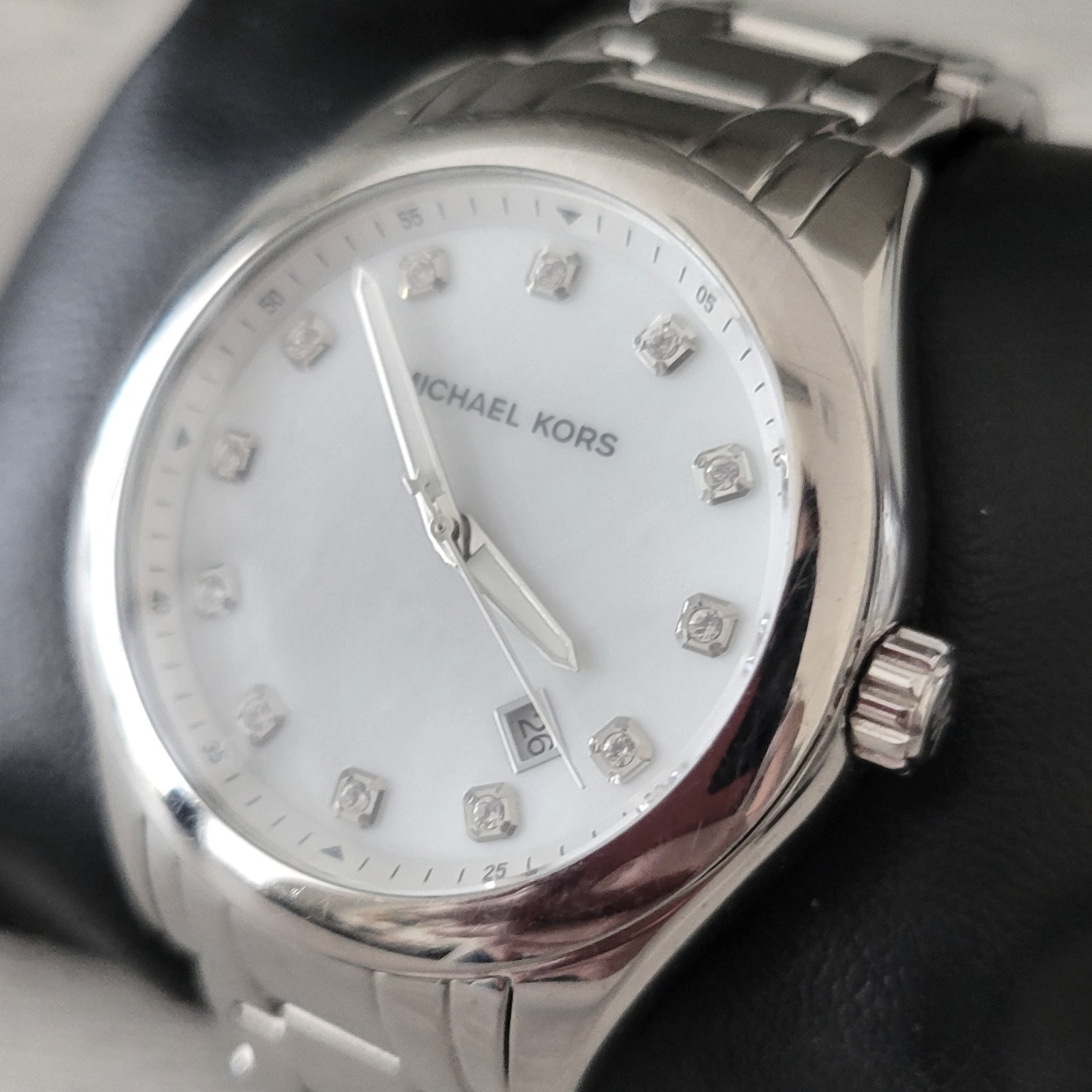 Michael Kors Womens Watch Large Silver Tone Round White Face w/ Date MK-5325 EUC