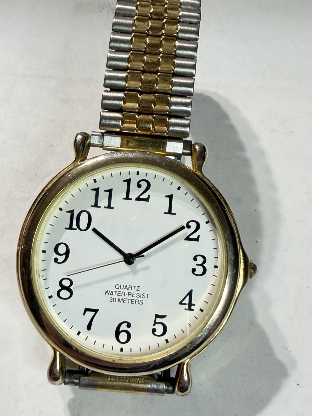 Analog quartz watch, “Quartz water resistant 30 meters”
