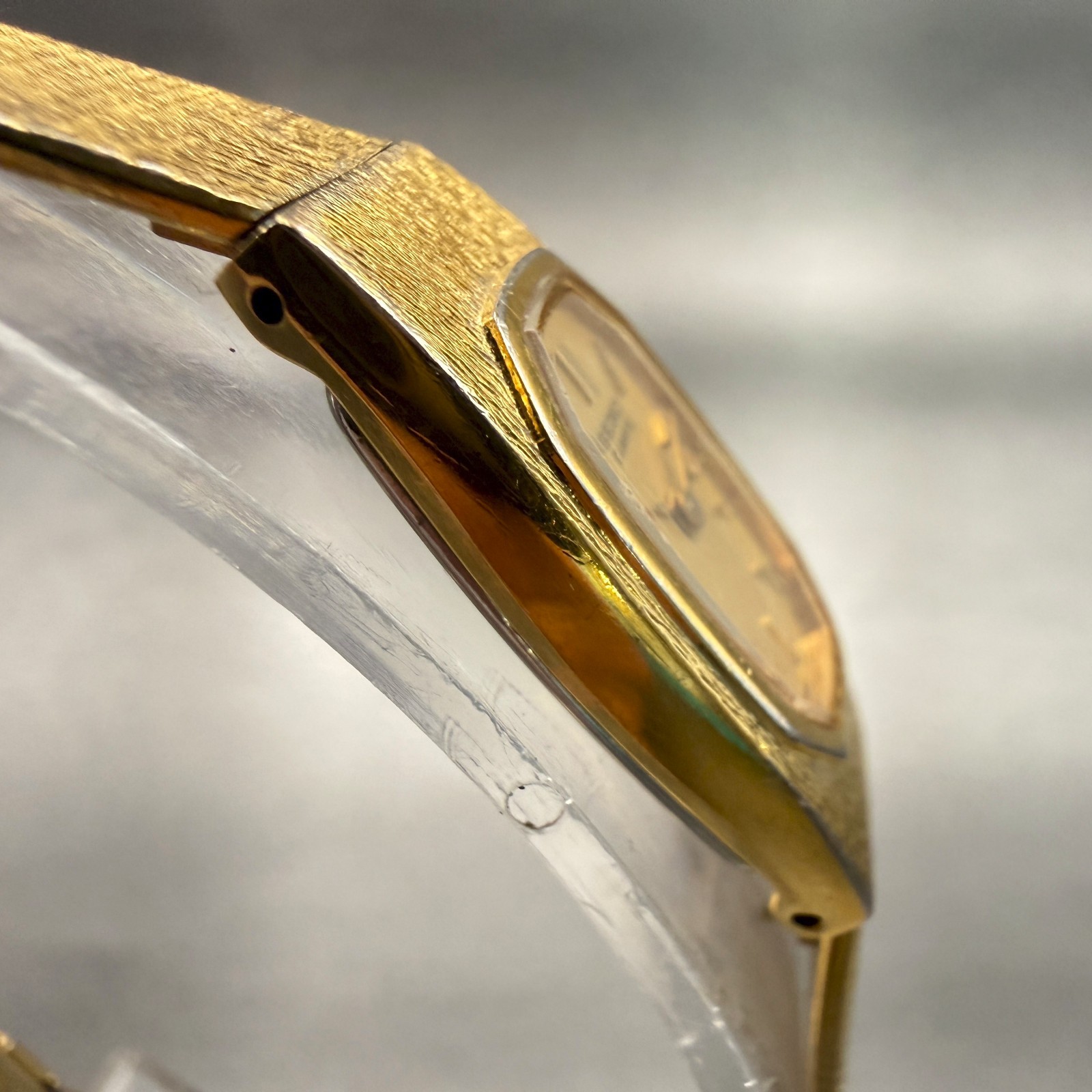 Seiko Watch Women 13mm Gold Dial Gold Tone Oval 2E20-6469 New Battery Vintage