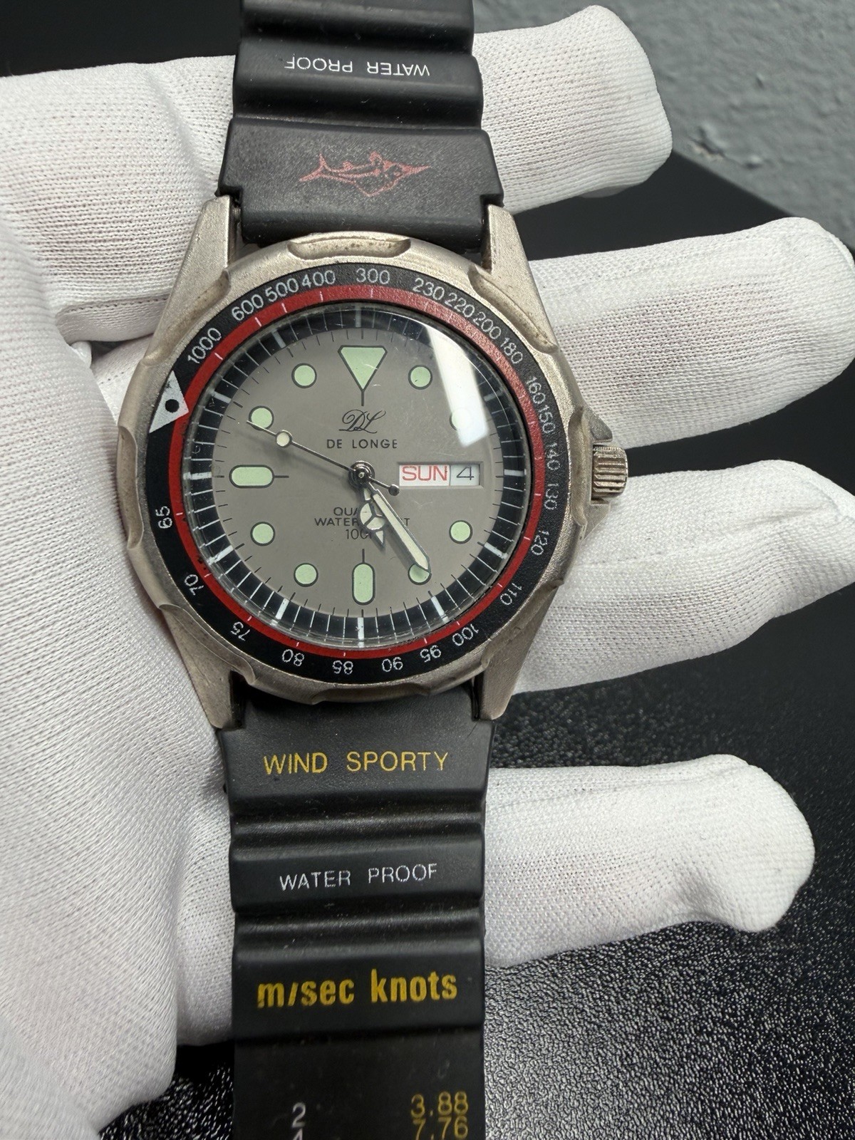DeLonge Wind Sporty Men’s Quartz Analog 100m Day/Date Lume Rubber Black