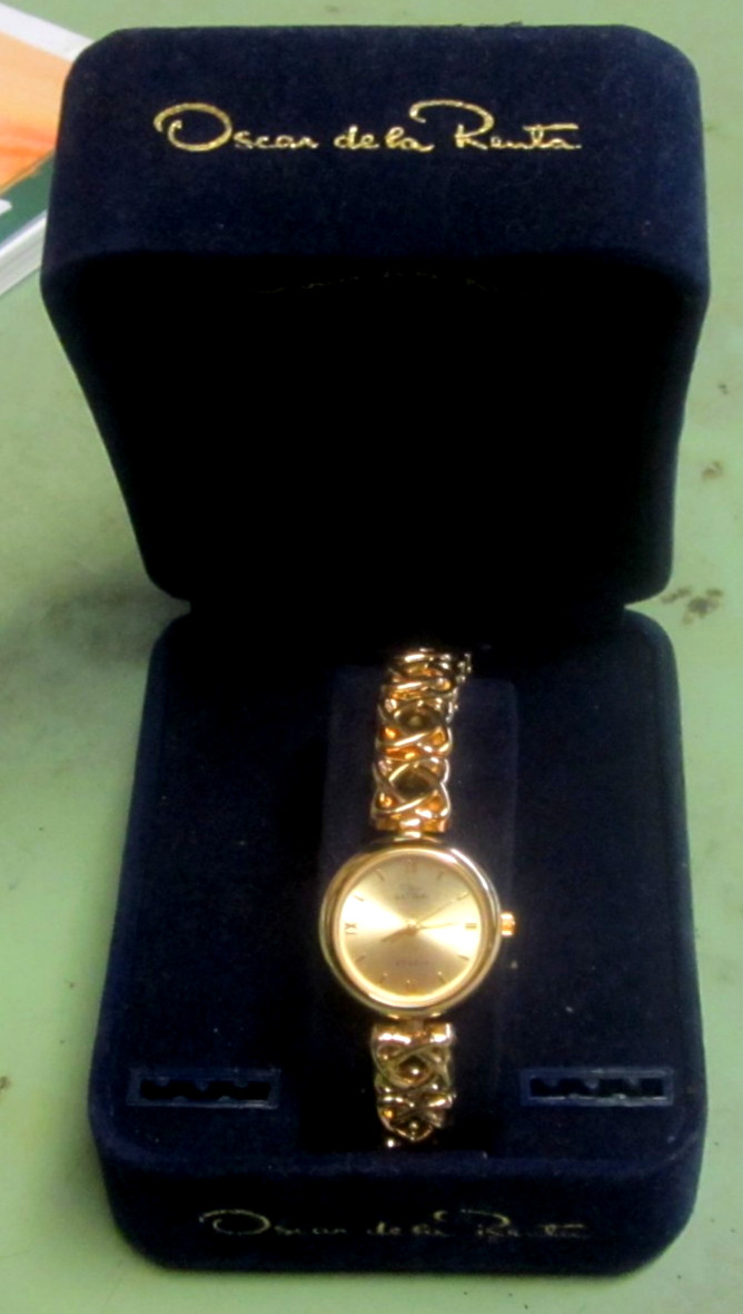 Vintage OSCAR DE LA RENTA “STUDIO” Quartz Gold Tone Watch/Box 23mm Needs Battery