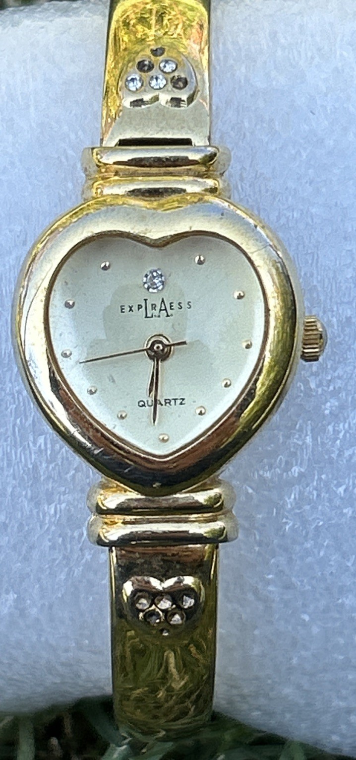Vtg LA Express Ladies 18mm Watch Gold Tone Cameo Heart Face MOP Dial 6.75″