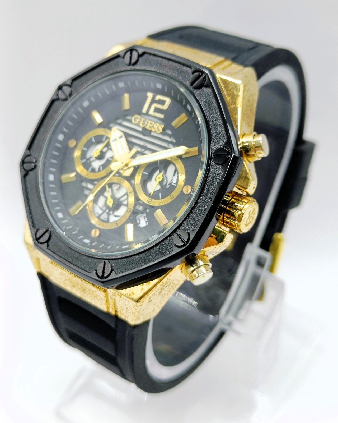 Awesome Guess Chronograph Date Indicator Quartz Analog Men’s Wrist Watch