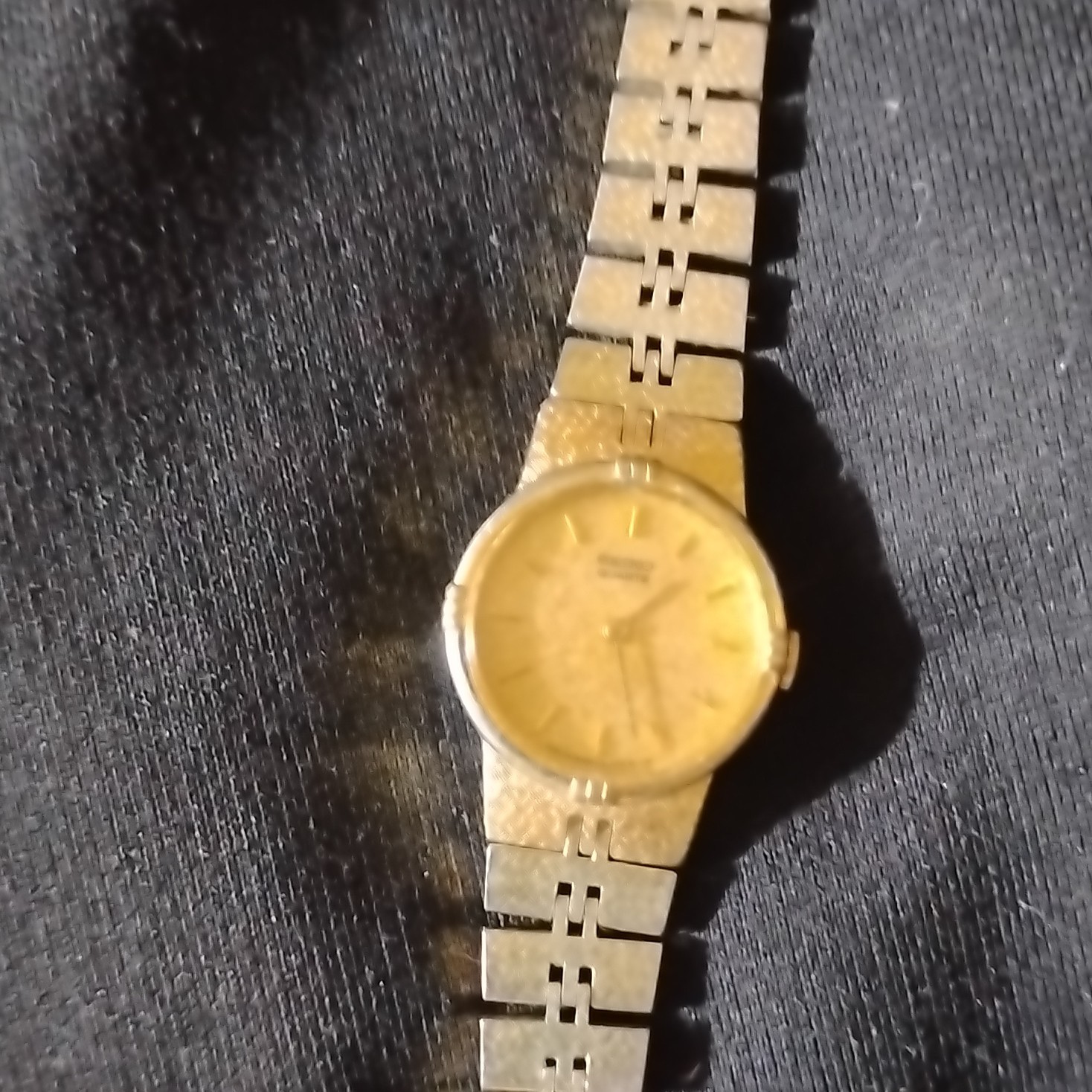 Seiko Quartz Men’s Gold Tone Analog Textured Dial Stick Indices Metal Bracelet