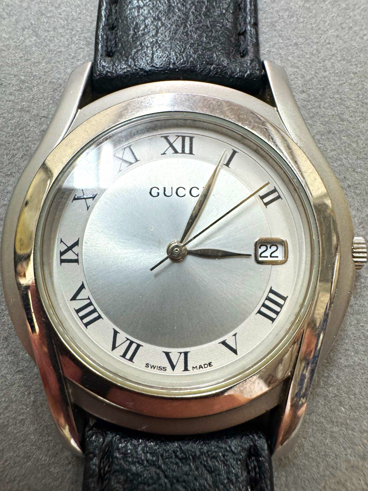 Gucci 5500 M Swiss Made Quartz Date Silver Dial Roman SS Case Black Leather