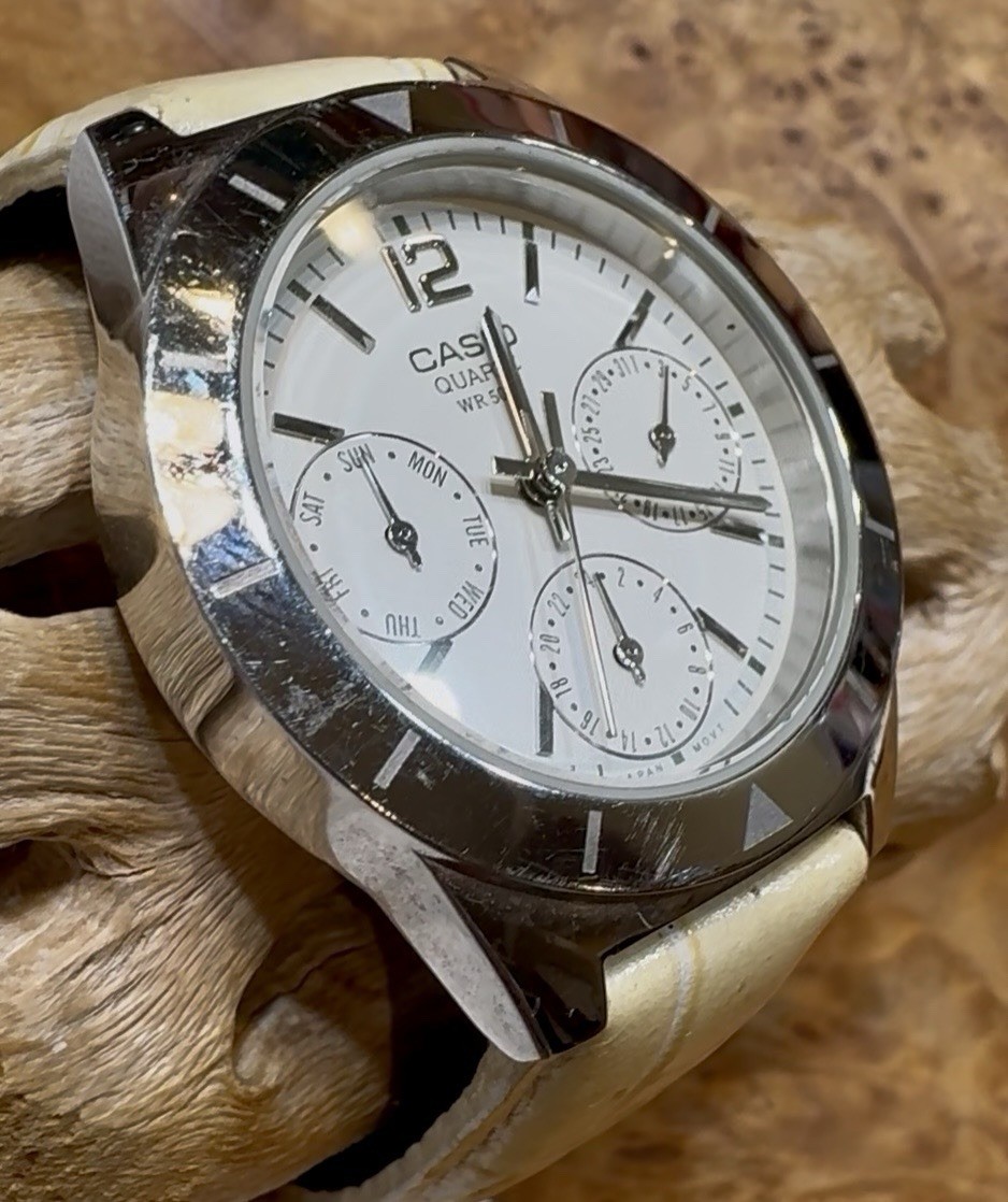 Casio LTP-2069 Quartz Watch Light Alligator Textured Leather Band Look