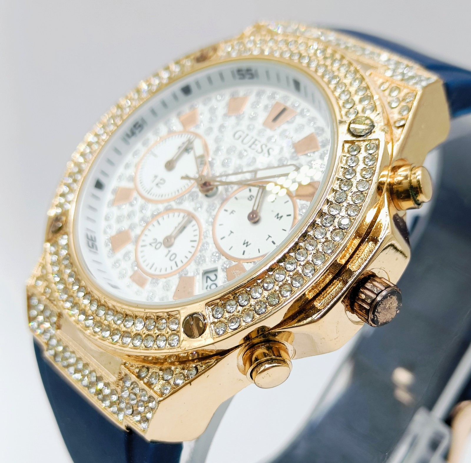 Awesome Guess Chronograph Date Indicator Quartz Analog Men’s Wrist Watch
