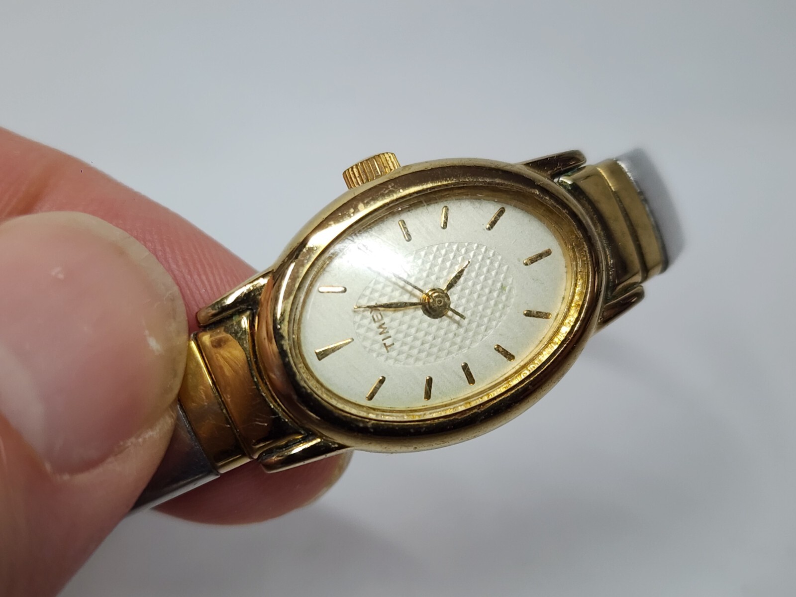 Vintage Timex Women’s Wrist Watch Gold & Silver Tone Quartz CR 2016 Cell Analog