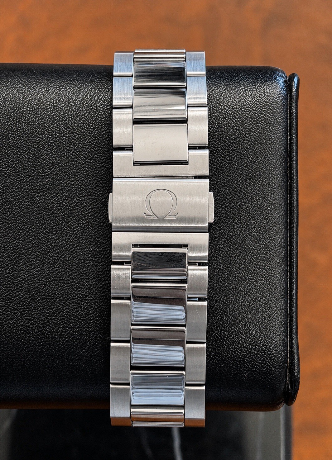 OMEGA Speedmaster Coaxial 57 41.5M 331.10.42.51.01.001 Black Dial B&P Mint