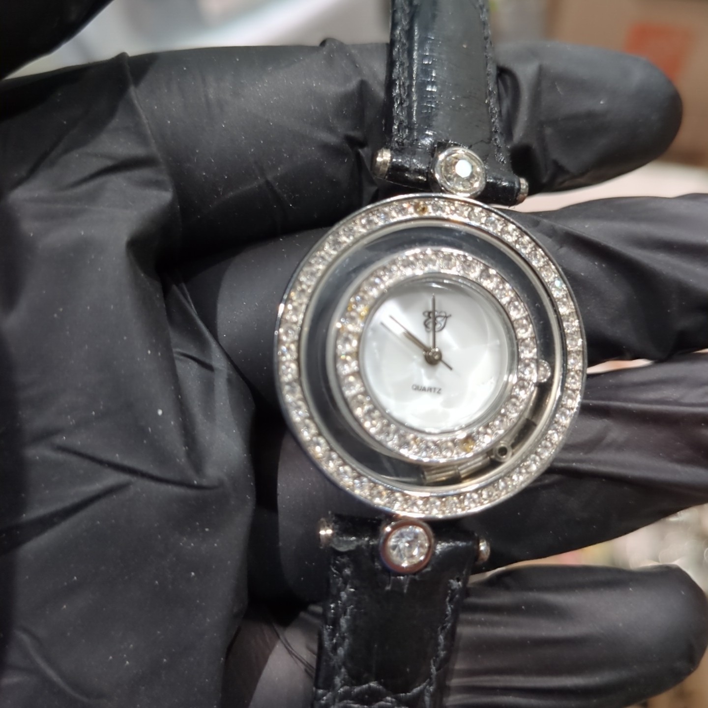Working ELIZABETH TAYLOR WHITE Crystals Ladies watch New Battery 32mm Fit 7in